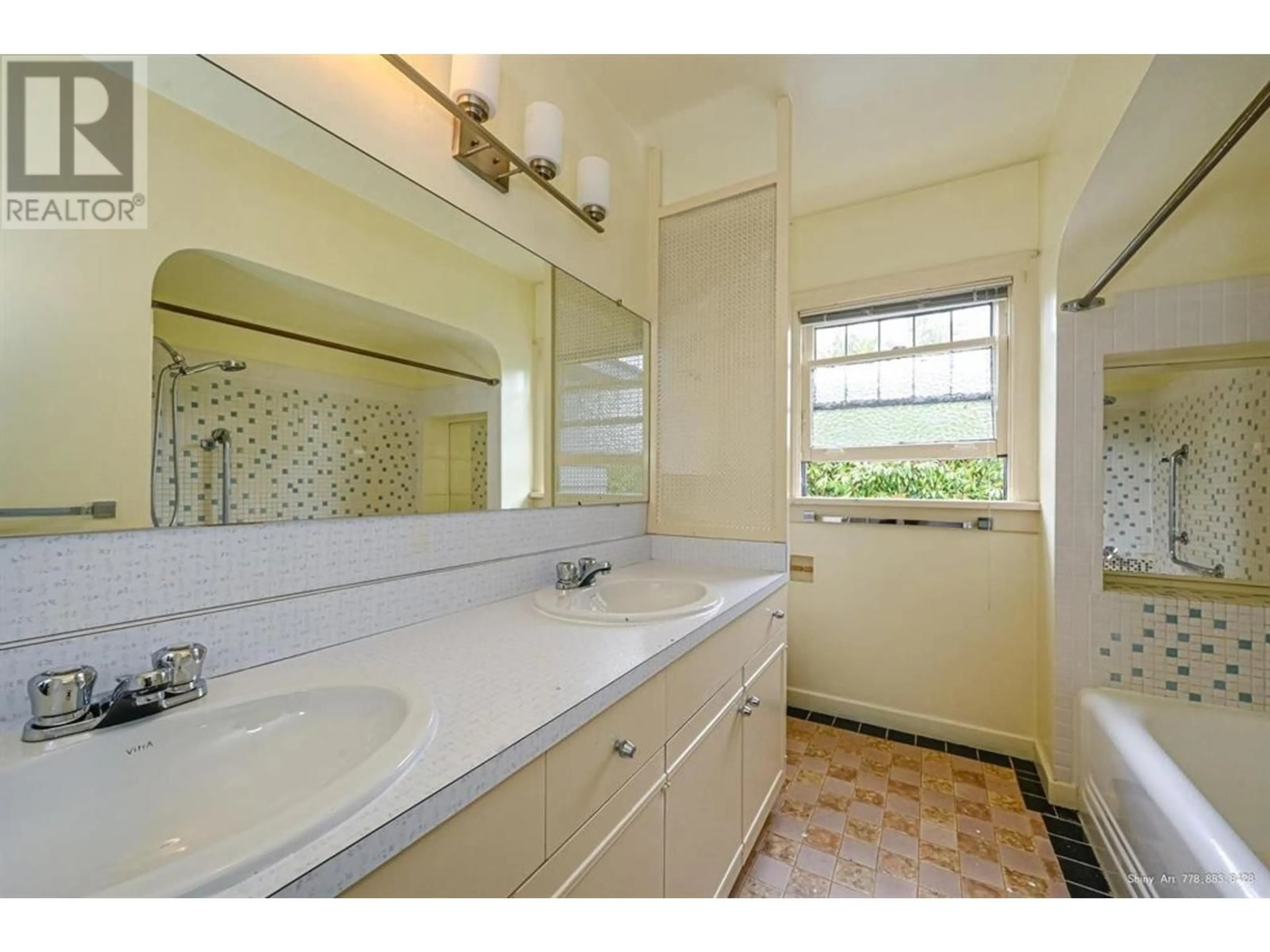 Standard bathroom, ceramic/tile floor for 1383 32 AVENUE, Vancouver British Columbia V6H2J4