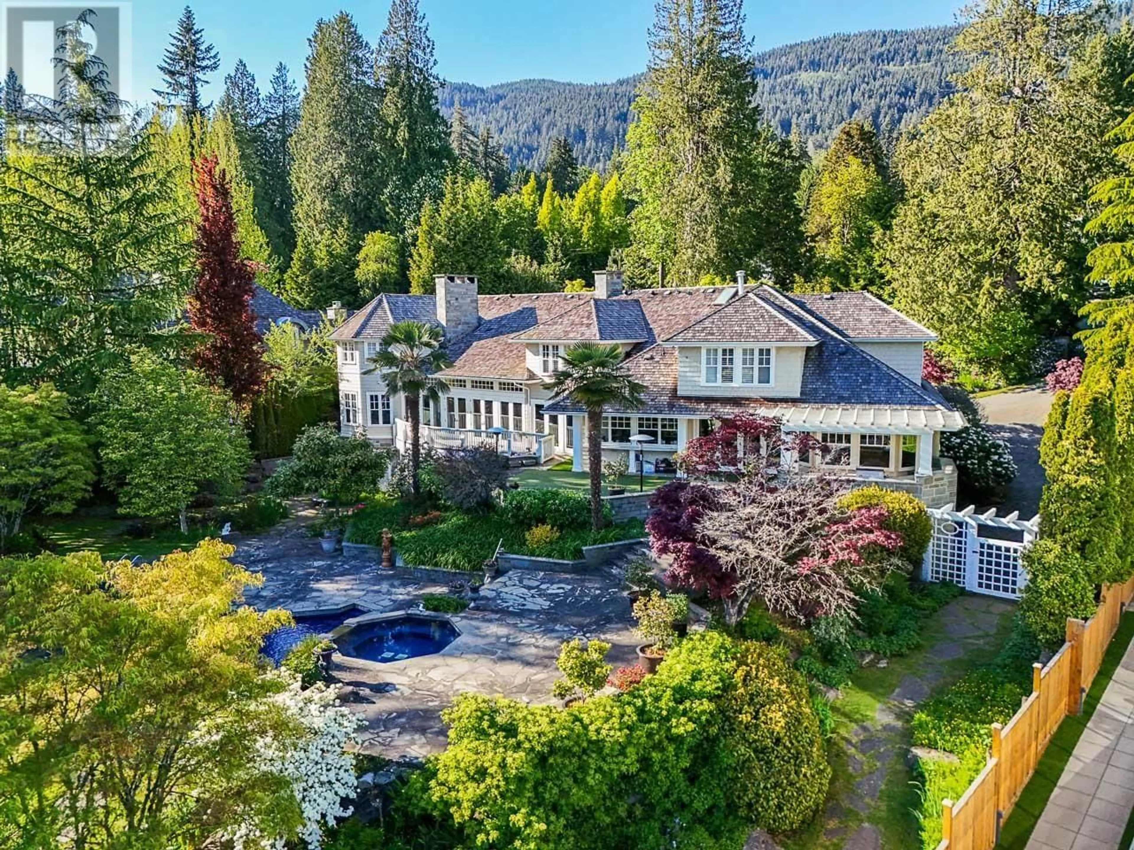 A pic from outside/outdoor area/front of a property/back of a property/a pic from drone, mountain view for 2956 PALMERSTON AVENUE, West Vancouver British Columbia V7V2X3