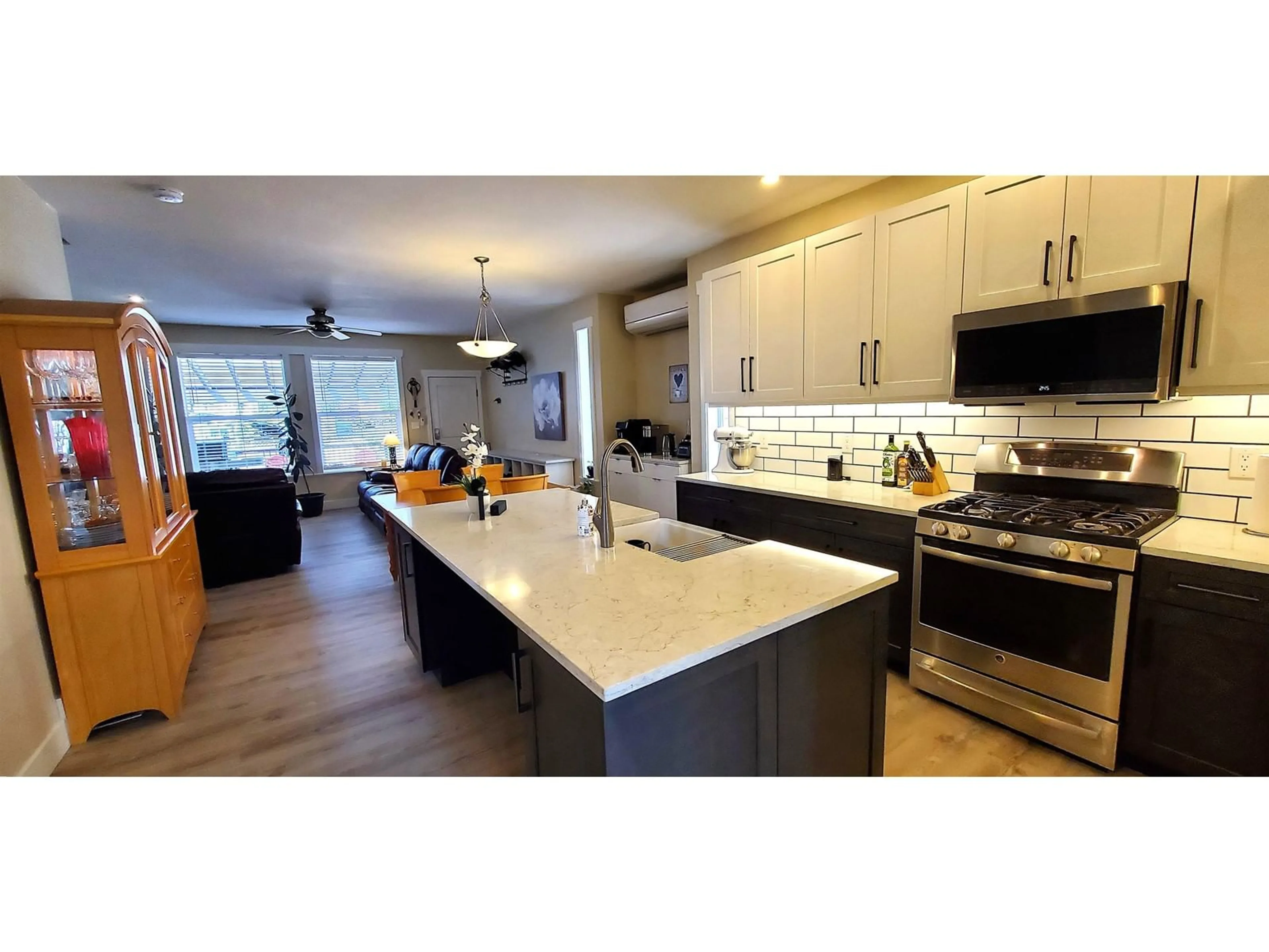 Open concept kitchen, unknown for 34757 1ST, Abbotsford British Columbia V2S8C2