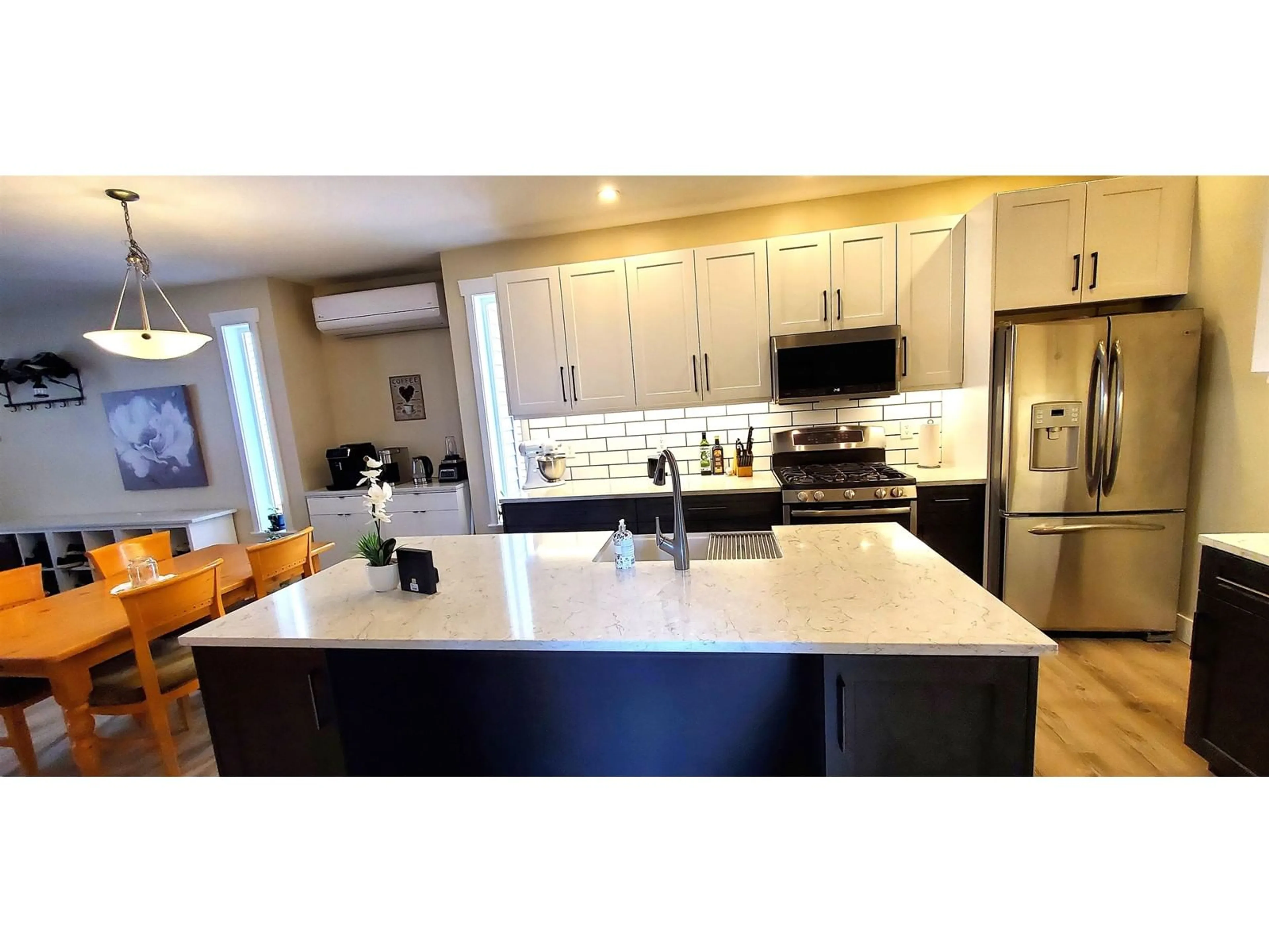 Open concept kitchen, unknown for 34757 1ST, Abbotsford British Columbia V2S8C2