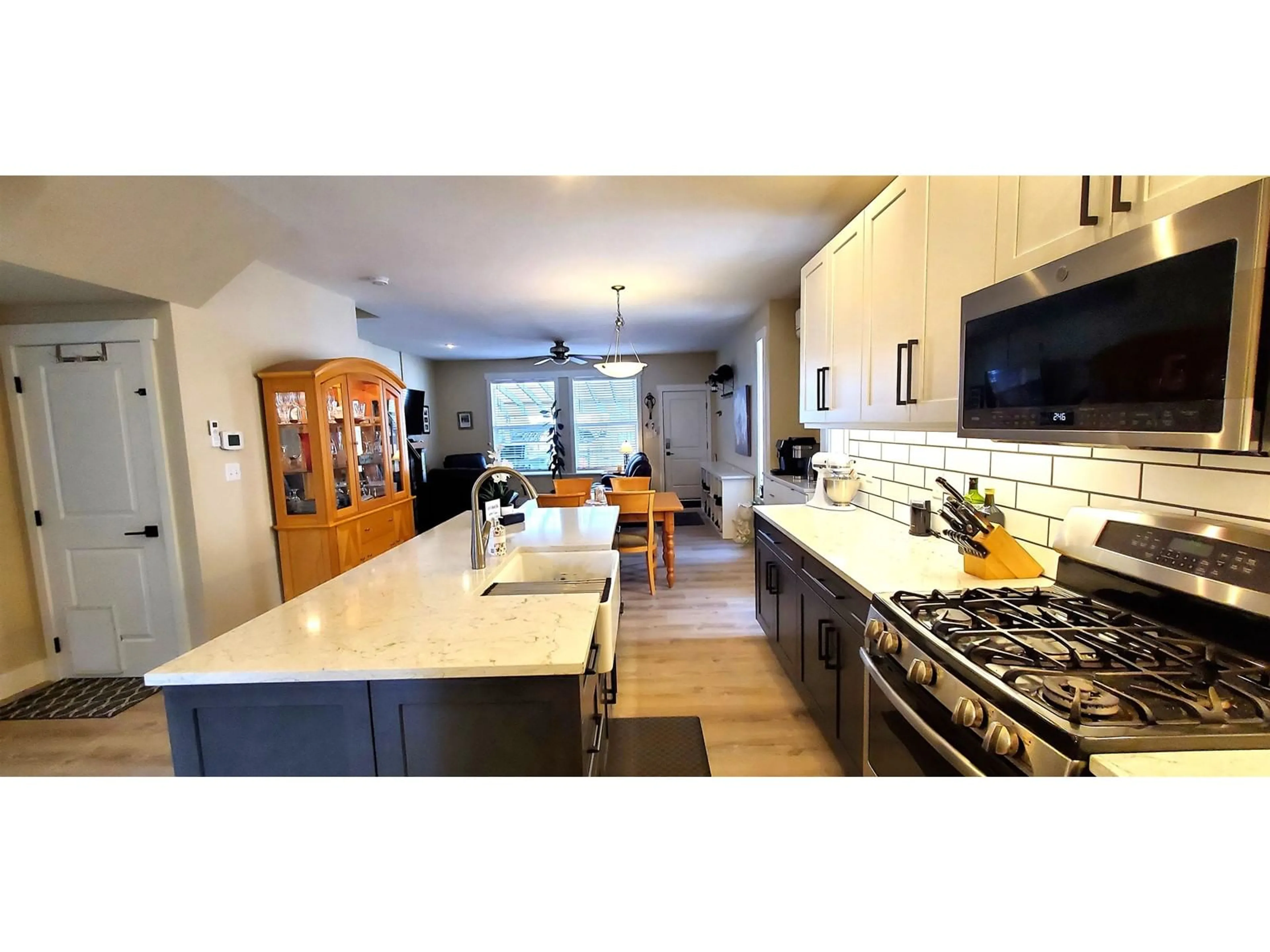 Open concept kitchen, ceramic/tile floor for 34757 1ST, Abbotsford British Columbia V2S8C2