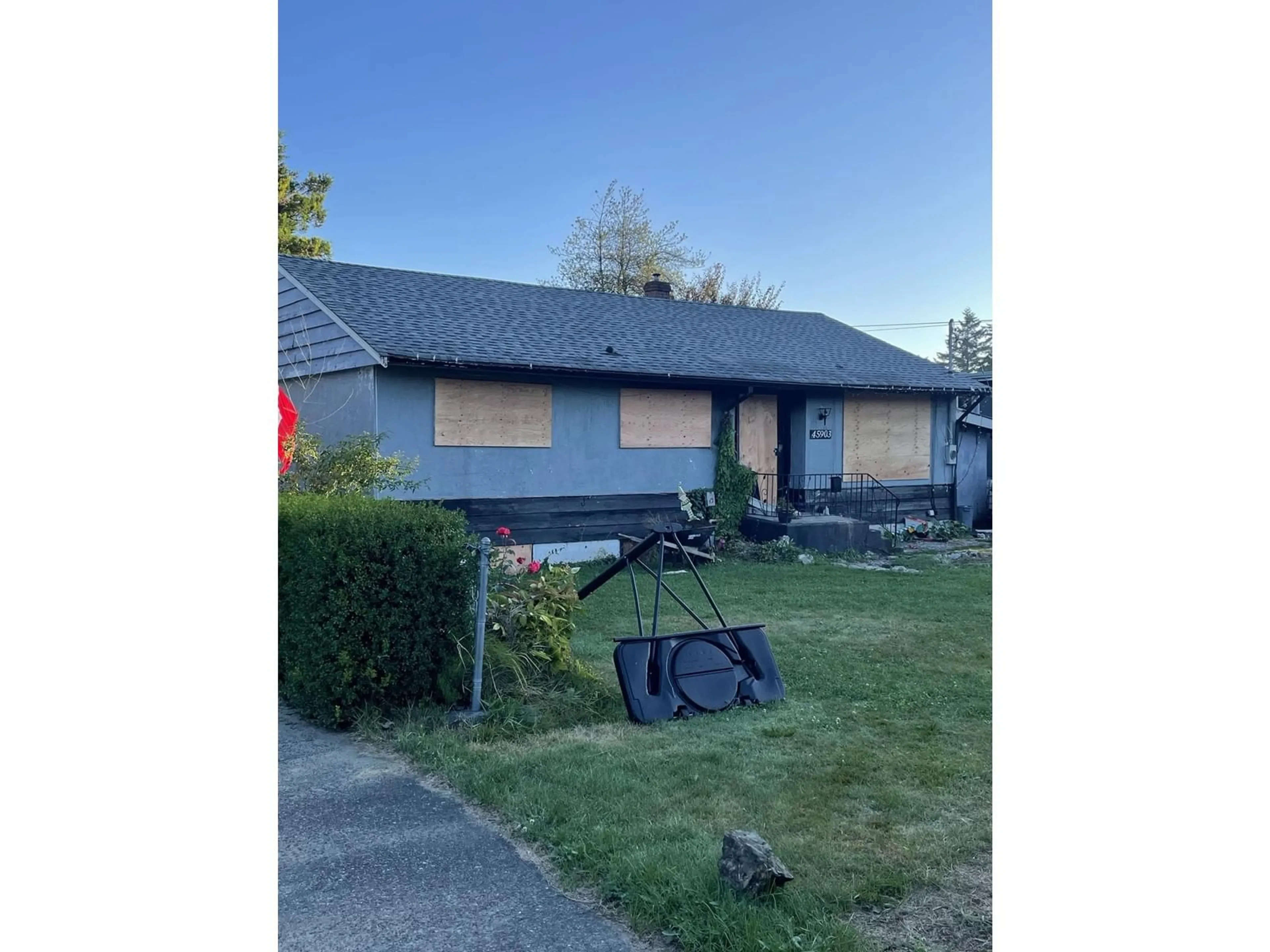 A pic from outside/outdoor area/front of a property/back of a property/a pic from drone, street for 45903 LEWIS AVENUE, Chilliwack British Columbia V2P3C3