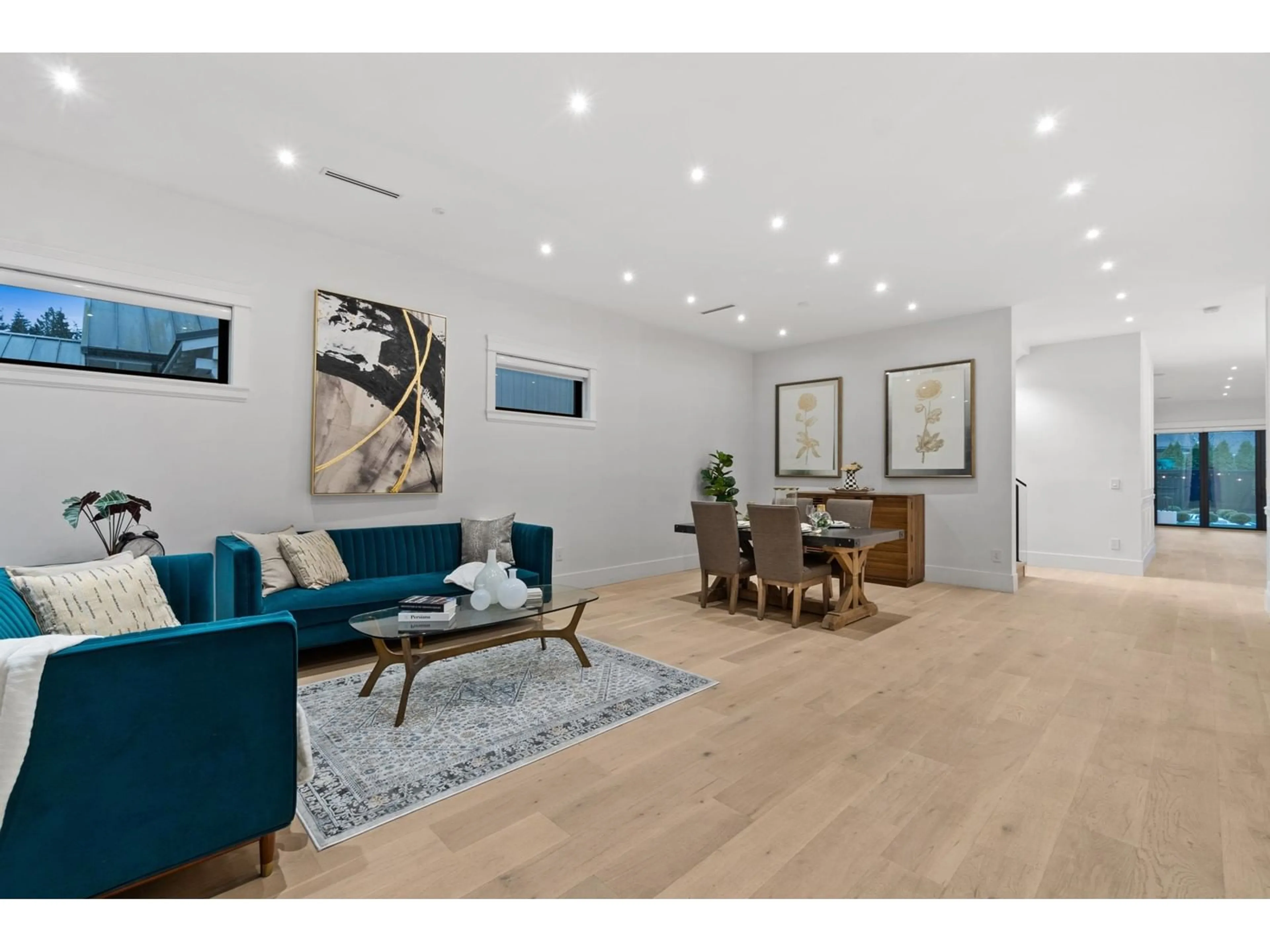 Living room with furniture, wood/laminate floor for 12686 25, Surrey British Columbia V4A2K4