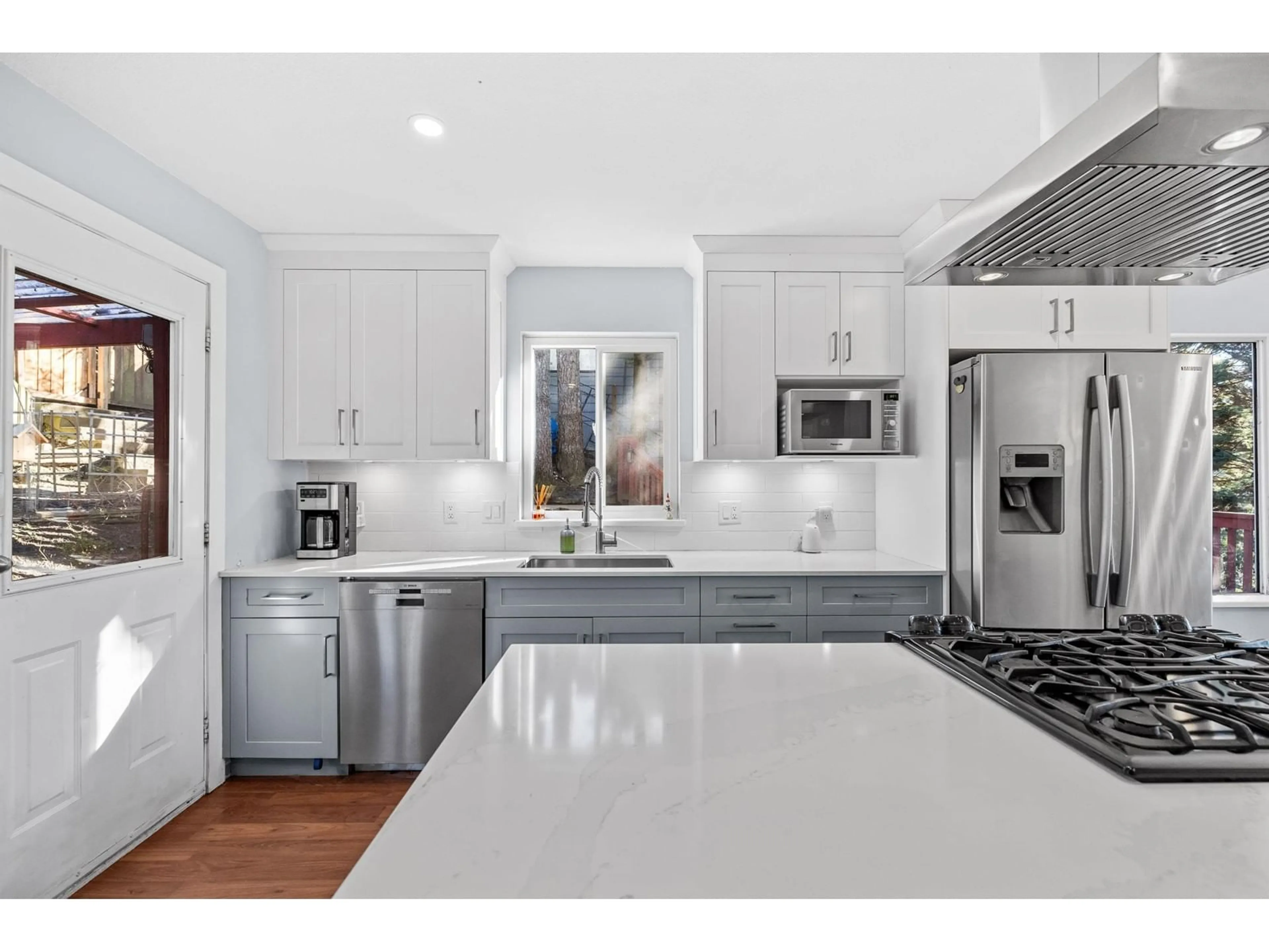 Open concept kitchen, ceramic/tile floor for 32350 BEAR, Mission British Columbia V2V6B9