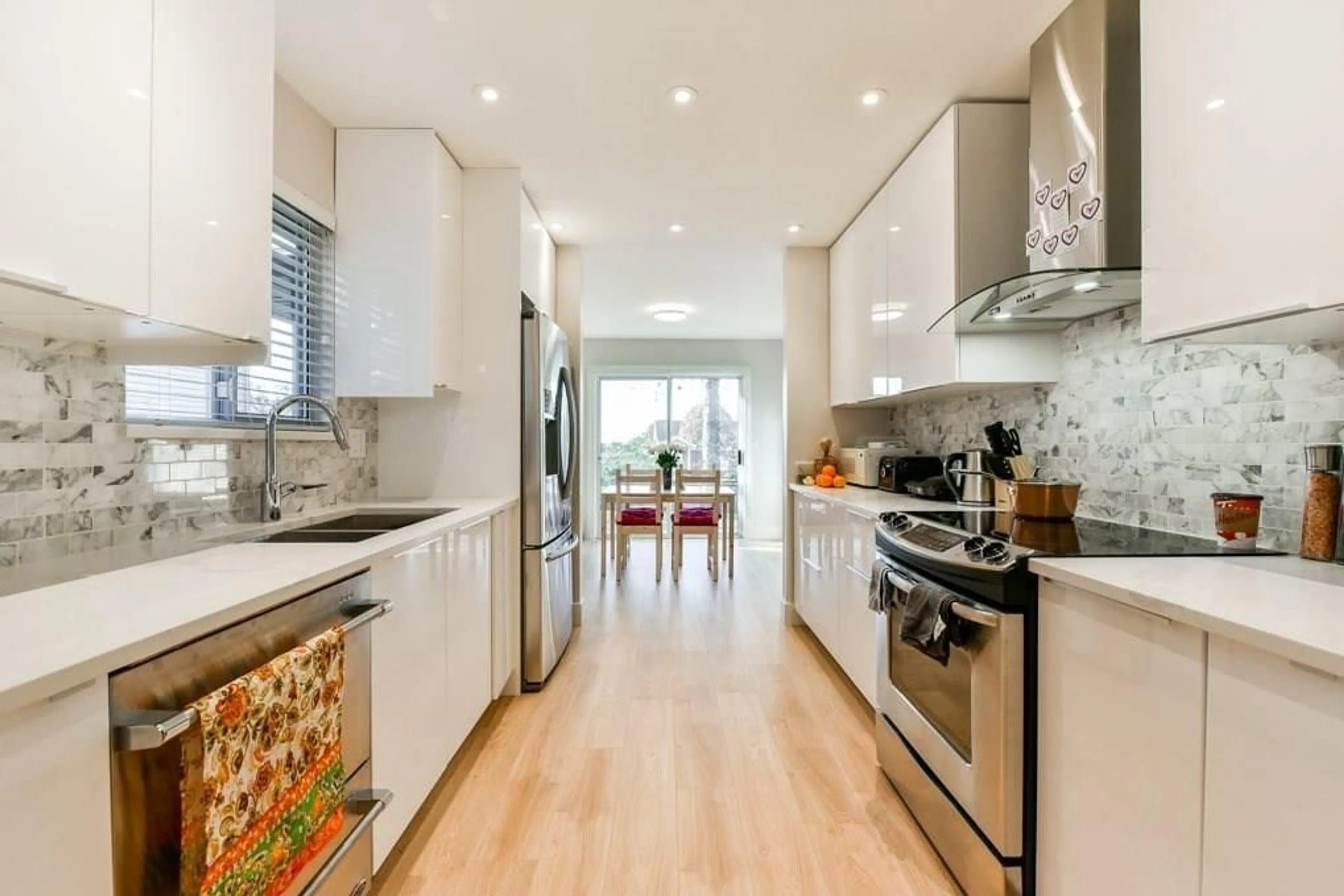 Contemporary kitchen, ceramic/tile floor for 113 - 36060 OLD YALE, Abbotsford British Columbia V3G2E9