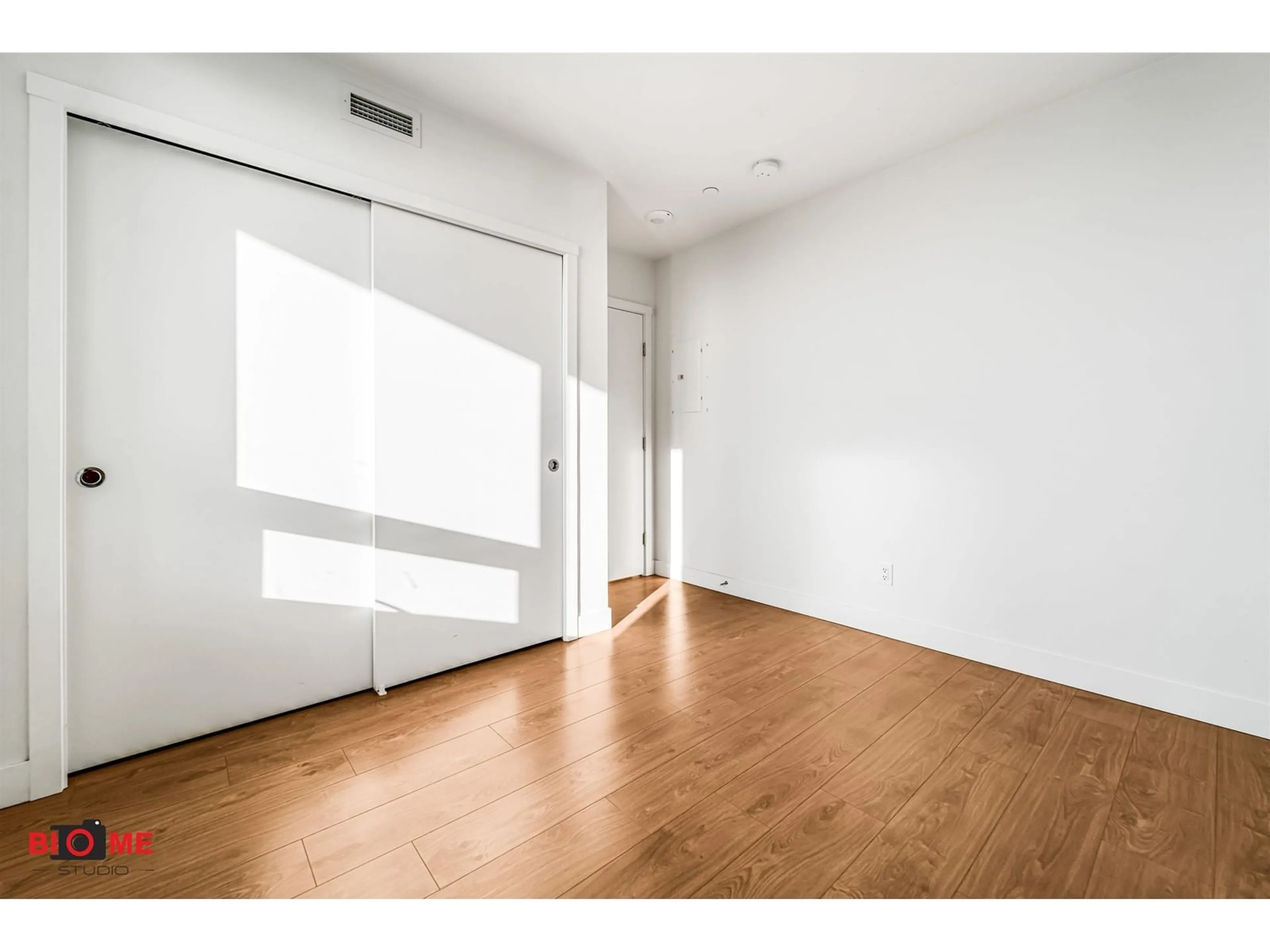 Indoor entryway for 2308 - 13359 OLD YALE, Surrey British Columbia V3T0S4