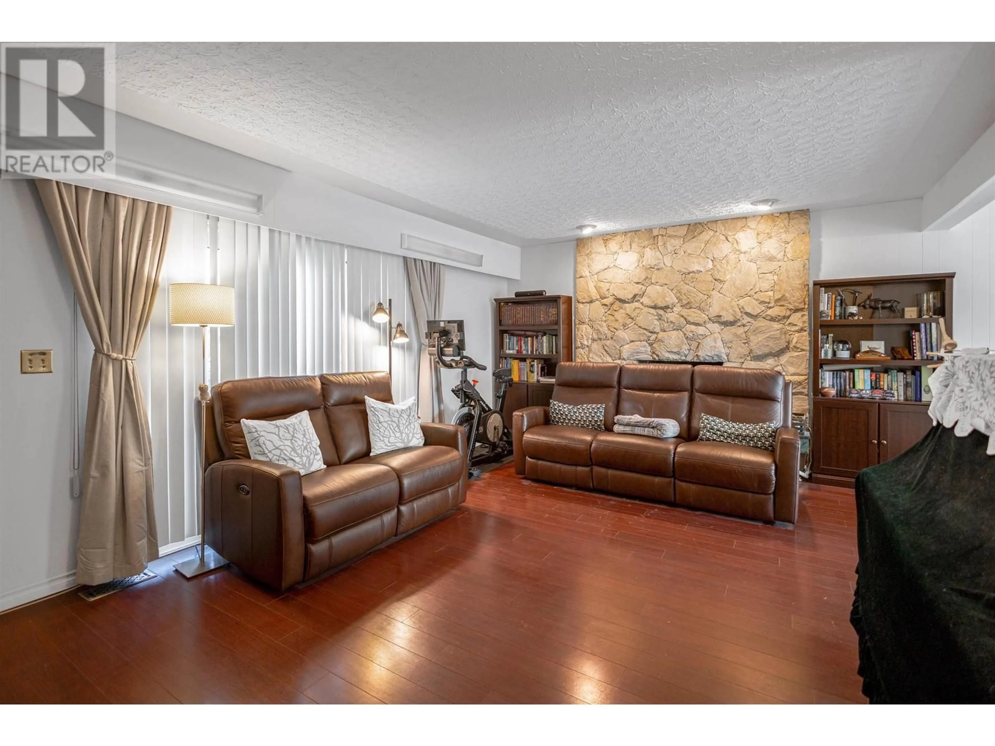 Living room with furniture, unknown for 5540 PARKER STREET, Burnaby British Columbia V5B1Z7