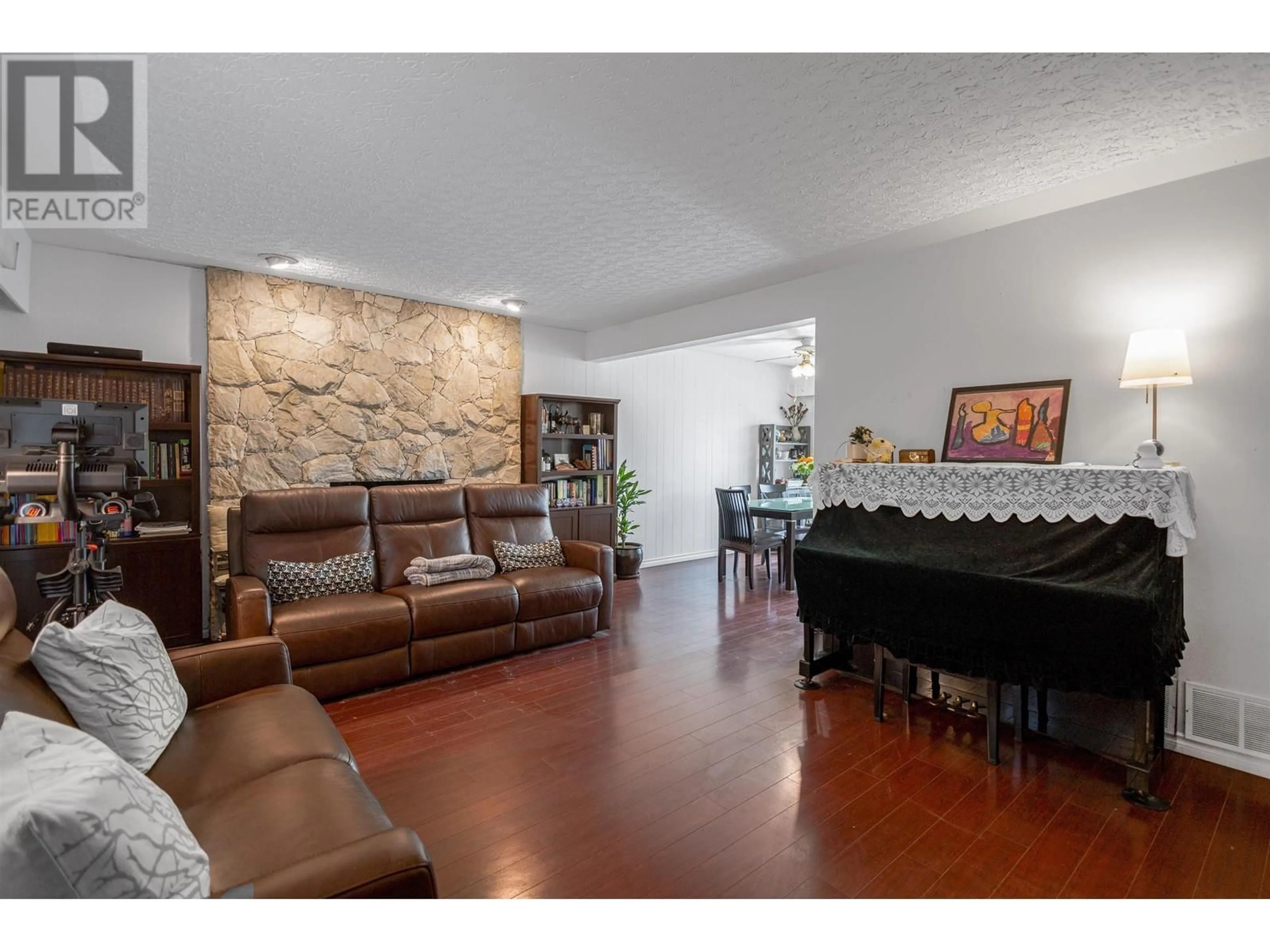 Living room with furniture, unknown for 5540 PARKER STREET, Burnaby British Columbia V5B1Z7