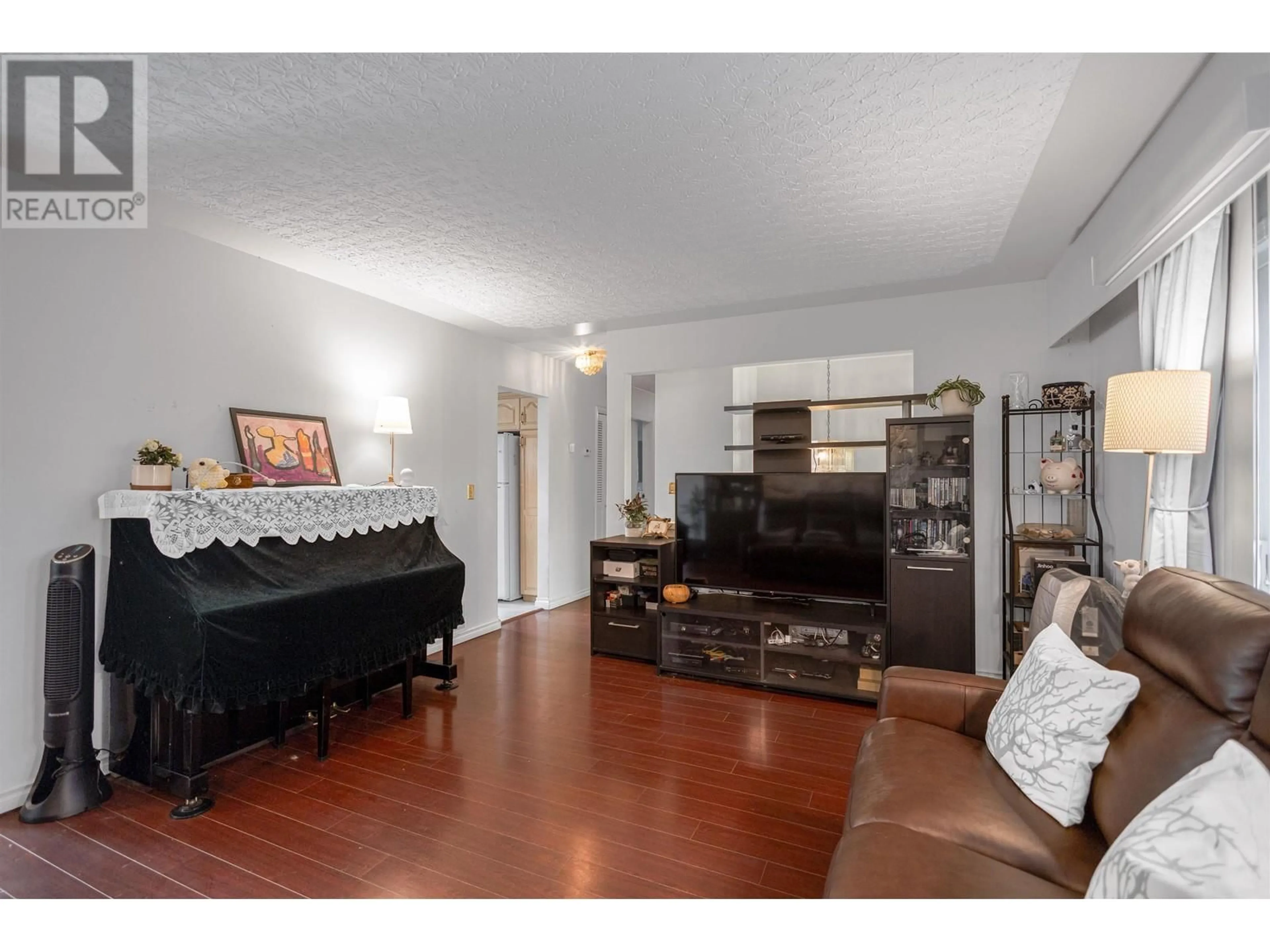 Living room with furniture, unknown for 5540 PARKER STREET, Burnaby British Columbia V5B1Z7