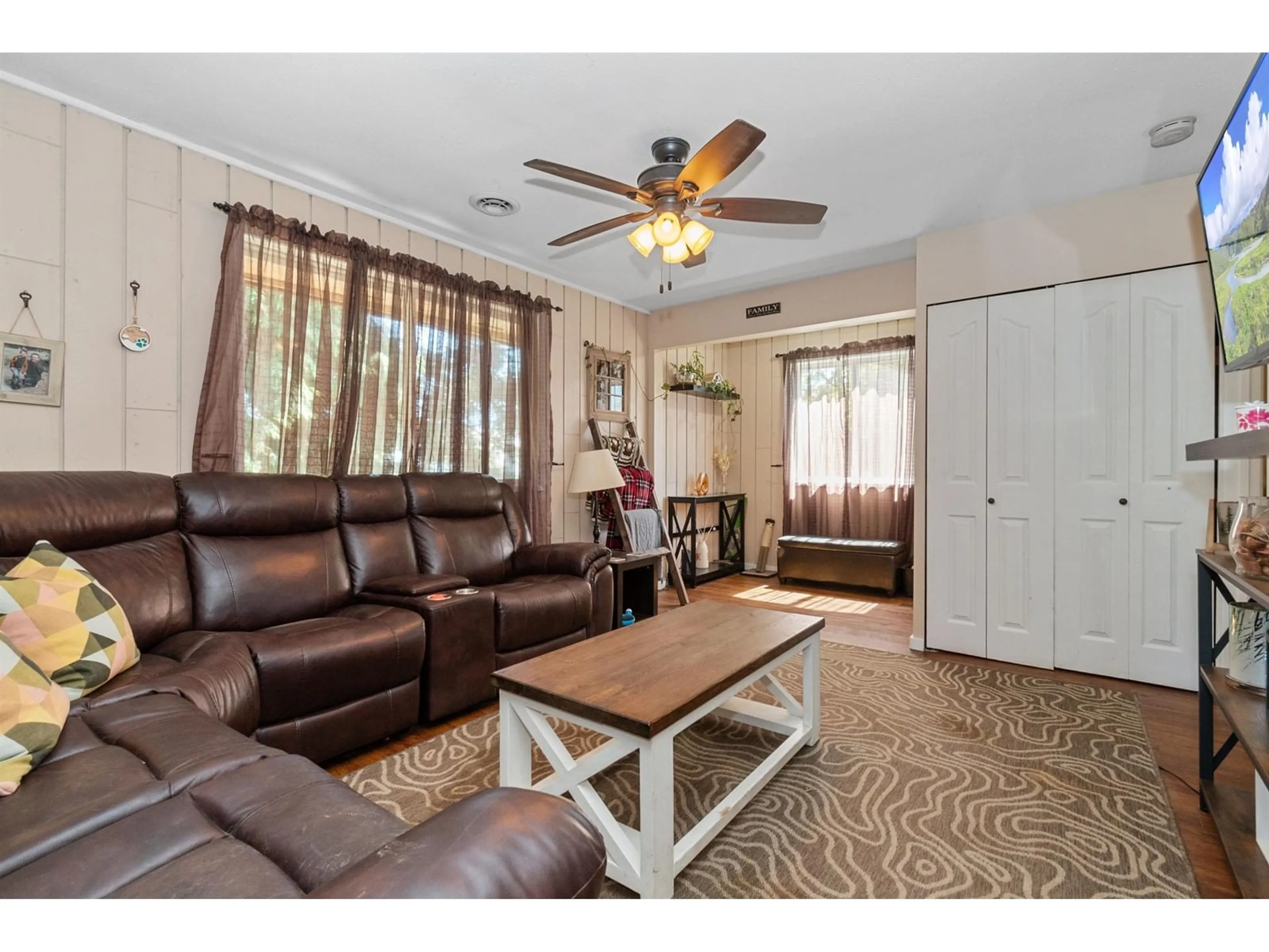 Living room with furniture, wood/laminate floor for 42655 ADAMS ROAD, Sardis - Greendale British Columbia V2R4K9