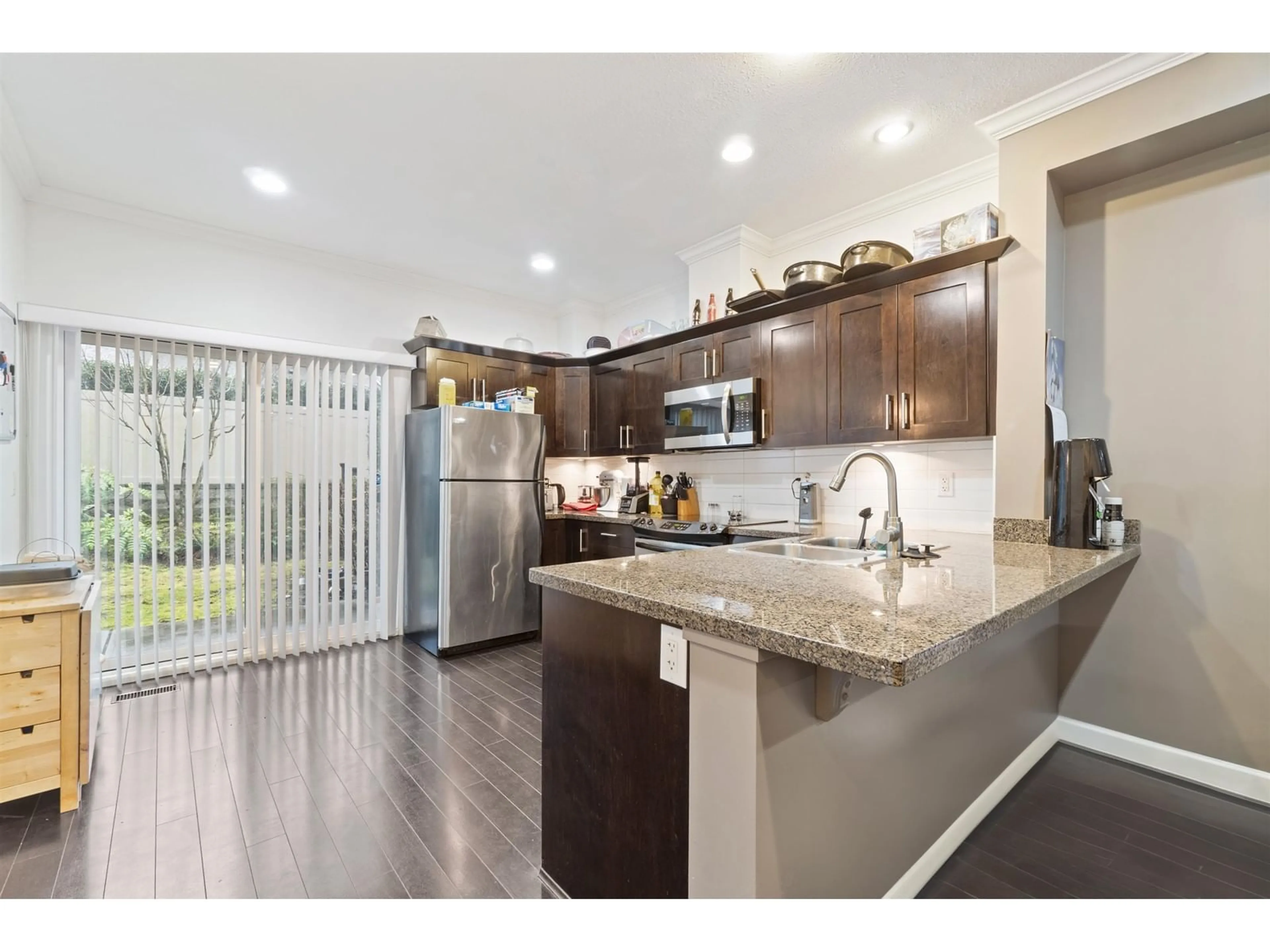 Open concept kitchen, unknown for 10 - 15192 62A, Surrey British Columbia V3S9A6