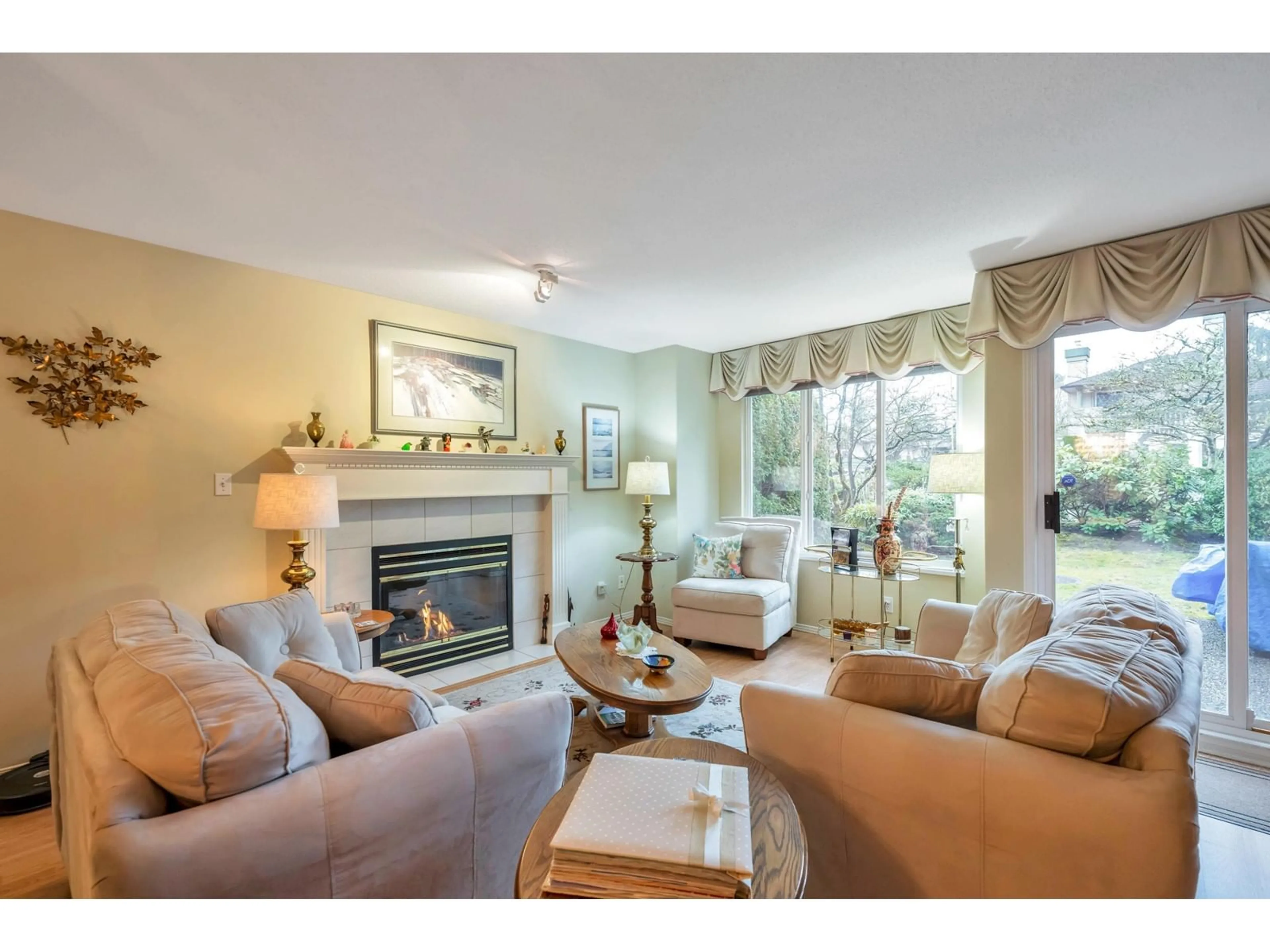 Living room with furniture, unknown for 242 - 13888 70, Surrey British Columbia V3W0R8