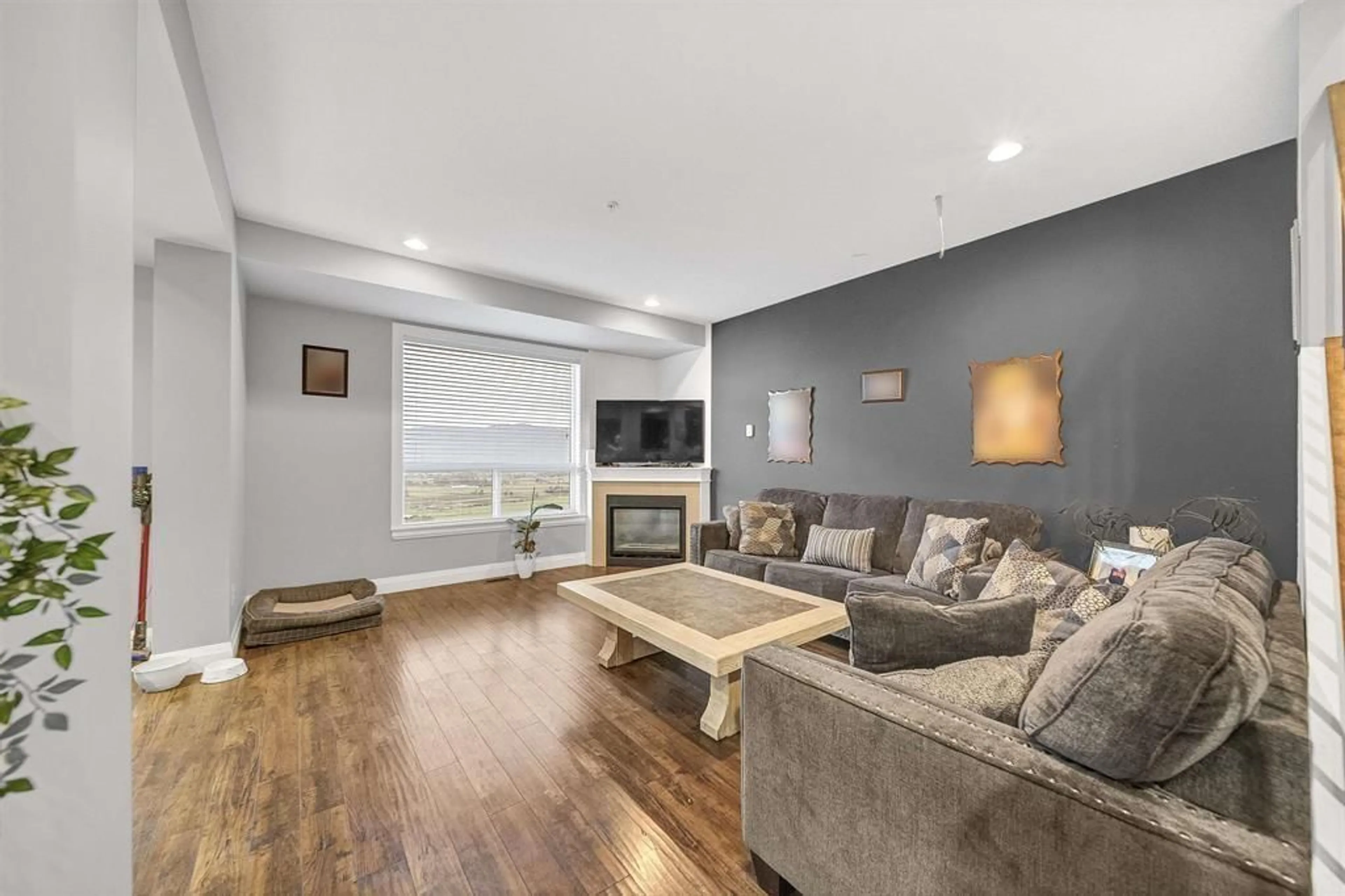 Living room with furniture, wood/laminate floor for 26 - 6026 LINDEMAN STREET, Chilliwack British Columbia V2R0W1