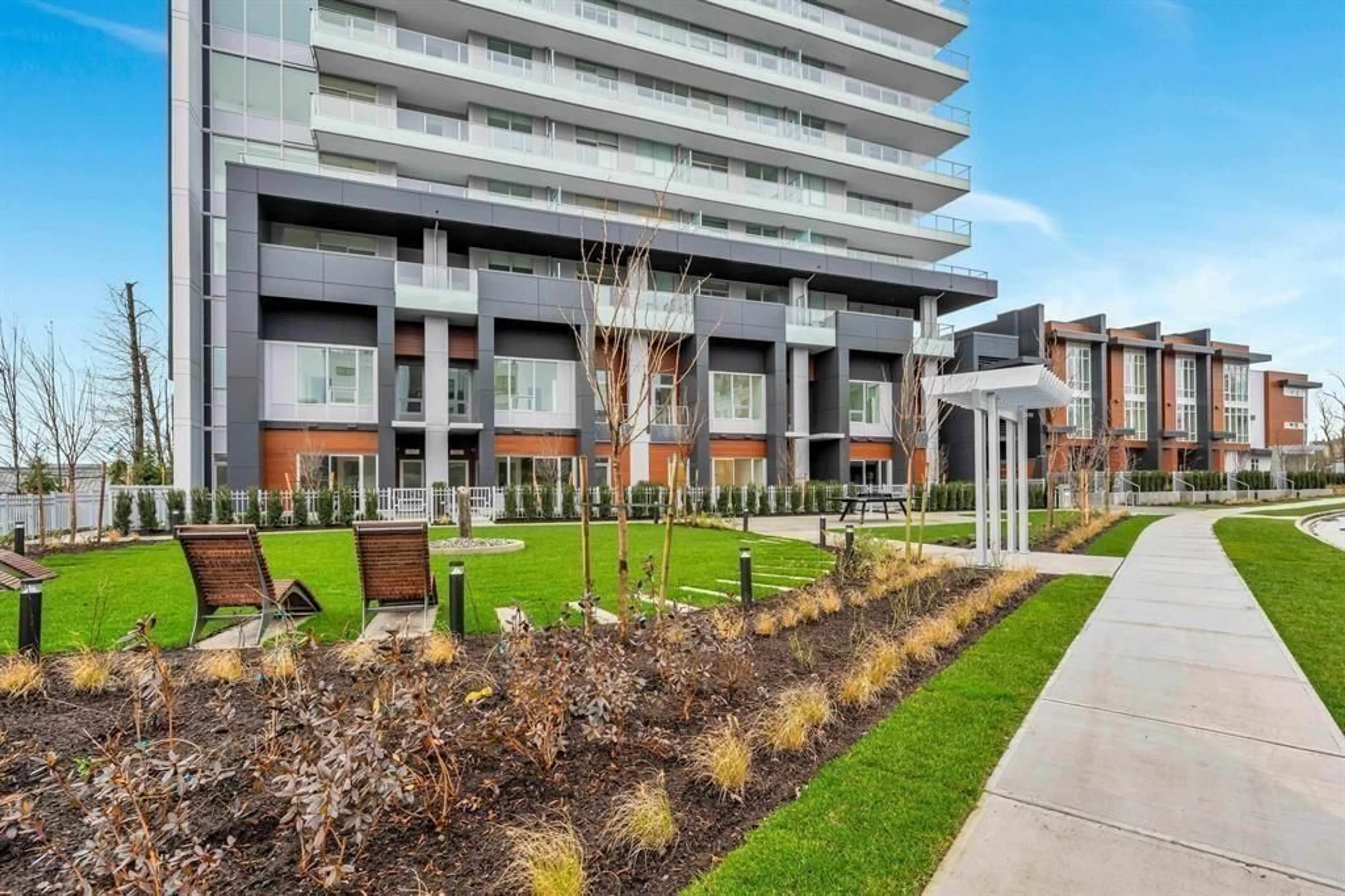Patio, street for 2001 - 20065 85, Langley British Columbia V2Y3Y4