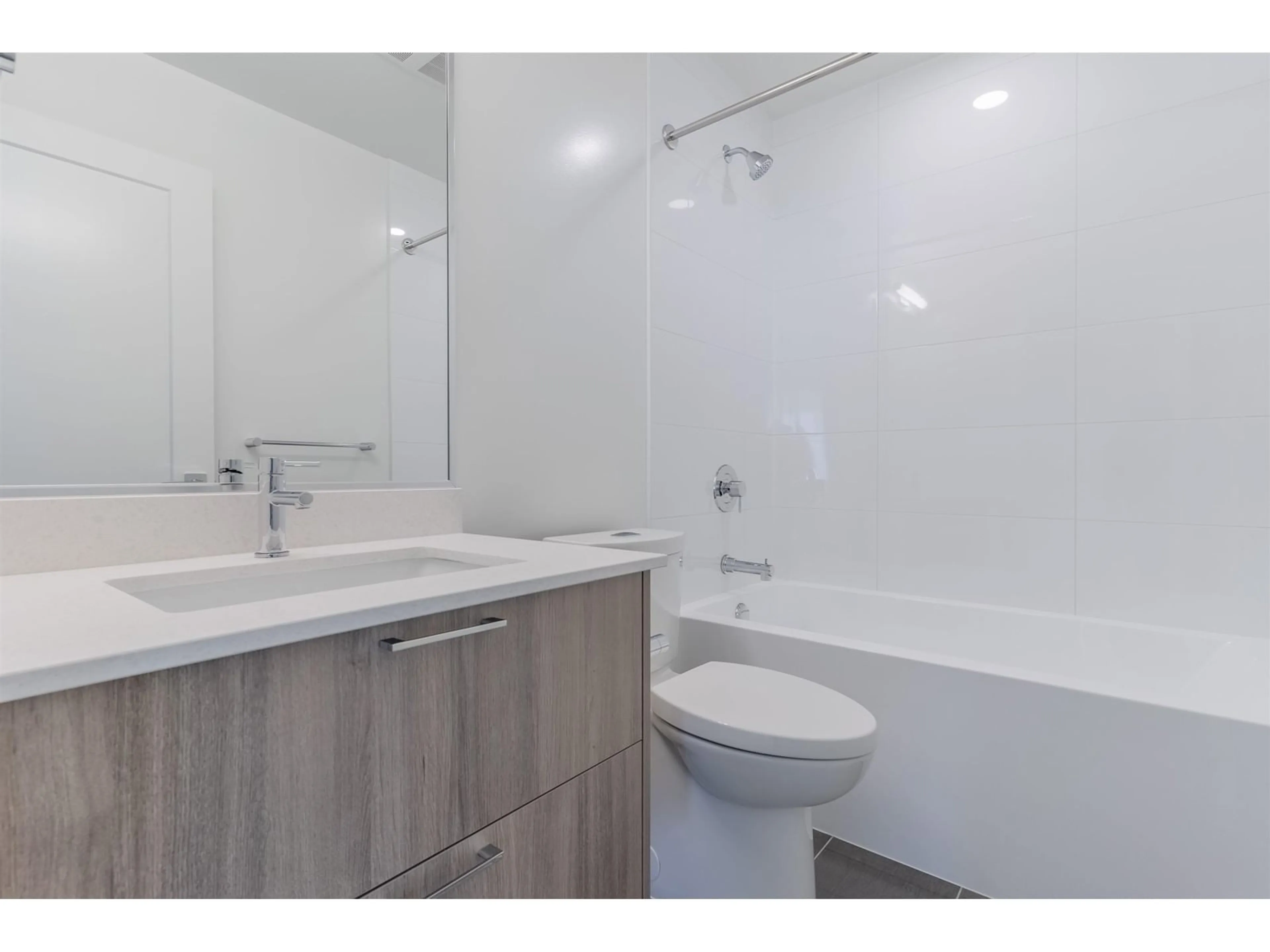 Standard bathroom, unknown for 2001 - 20065 85, Langley British Columbia V2Y3Y4