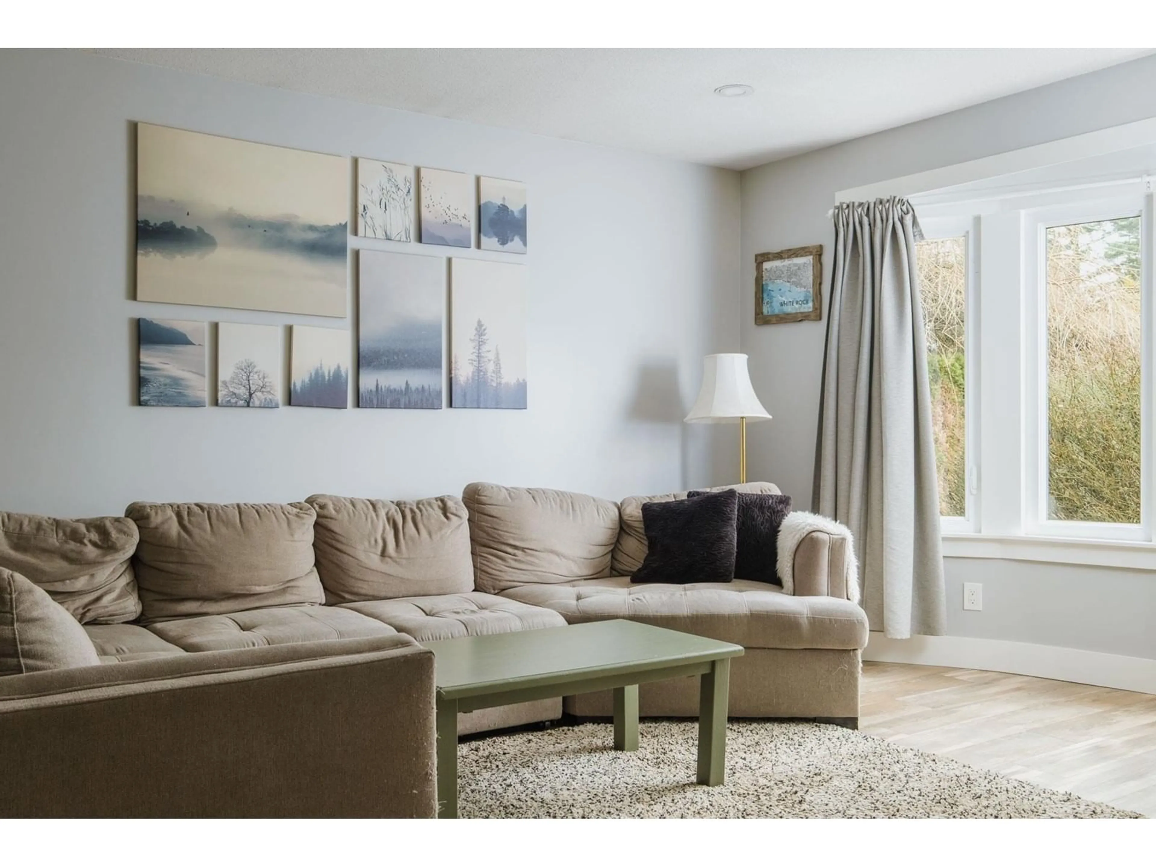 Living room with furniture, unknown for 15729 20, Surrey British Columbia V4A2A7