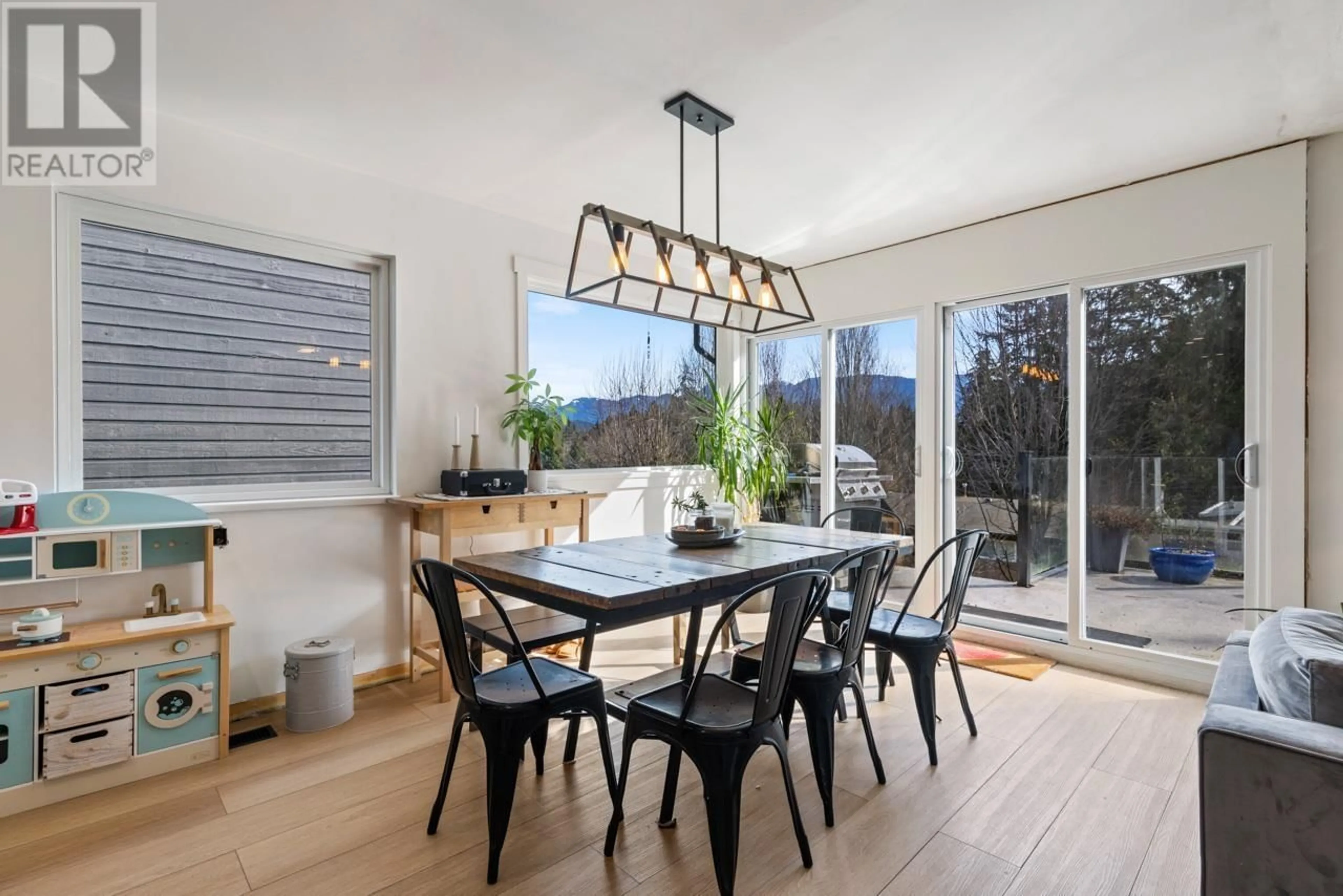 Dining room, wood/laminate floor for 1110 DEEP COVE ROAD, North Vancouver British Columbia V7G1S3