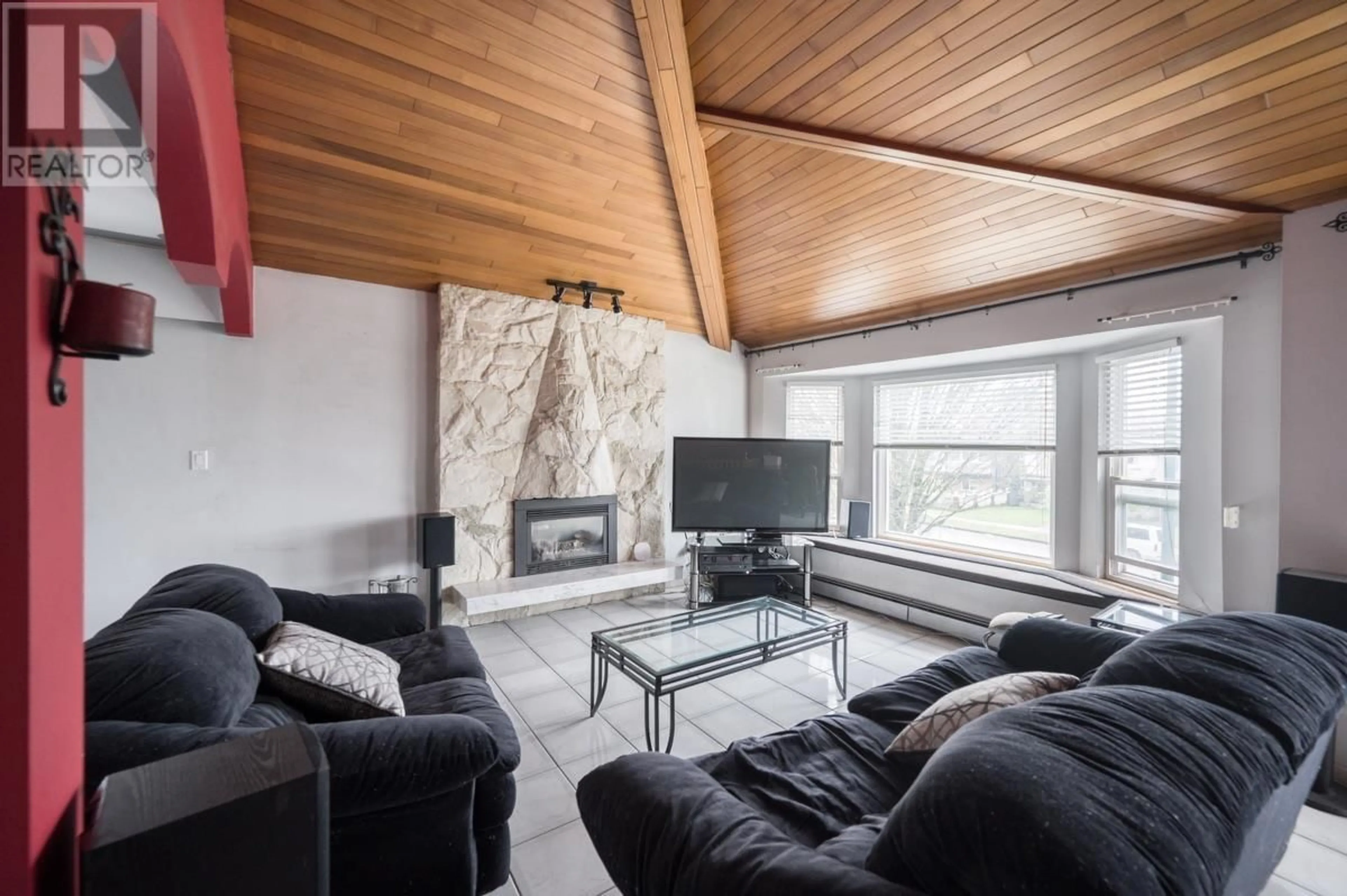 Living room with furniture, wood/laminate floor for 1360 RENFREW STREET, Vancouver British Columbia V5K4C4
