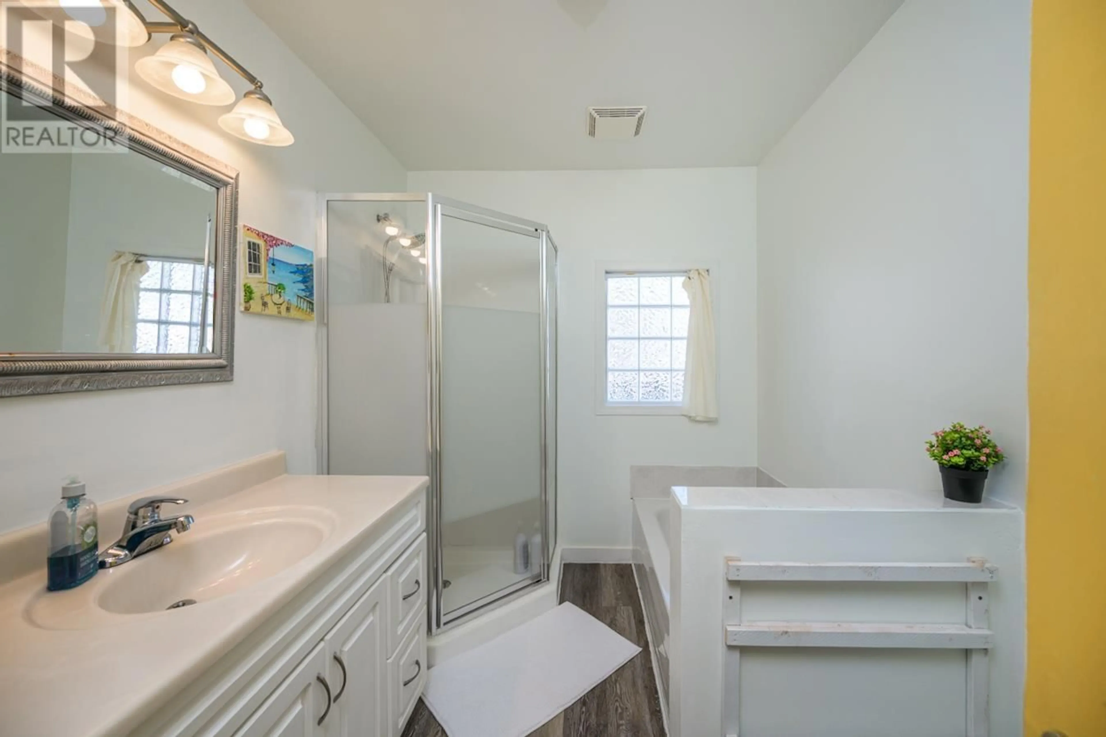 Standard bathroom, ceramic/tile floor for 808 HAMILTON AVENUE, Prince George British Columbia V2L4G9