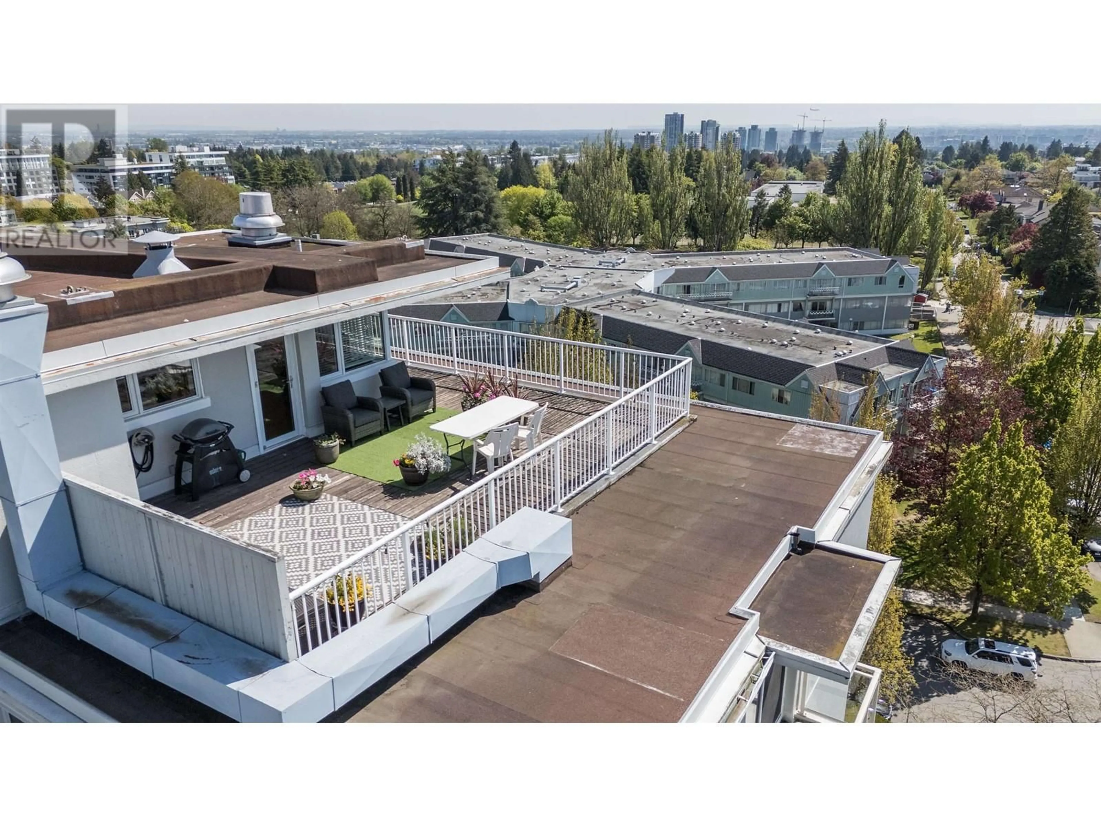 A pic from outside/outdoor area/front of a property/back of a property/a pic from drone, city buildings view from balcony for 901 - 6076 TISDALL STREET, Vancouver British Columbia V5Z3N2