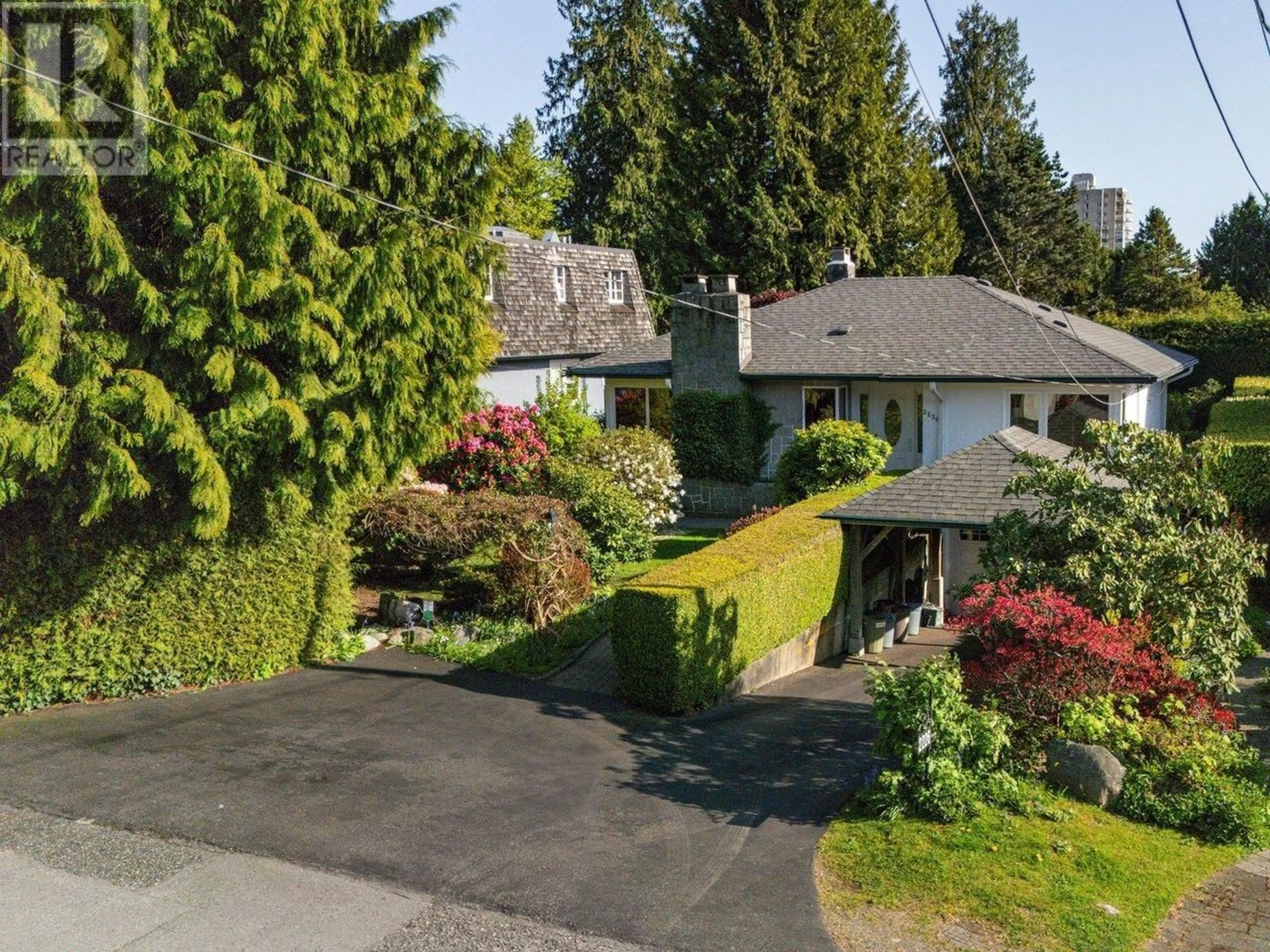 A pic from outside/outdoor area/front of a property/back of a property/a pic from drone, street for 2226 HAYWOOD AVENUE, West Vancouver British Columbia V7V1X5