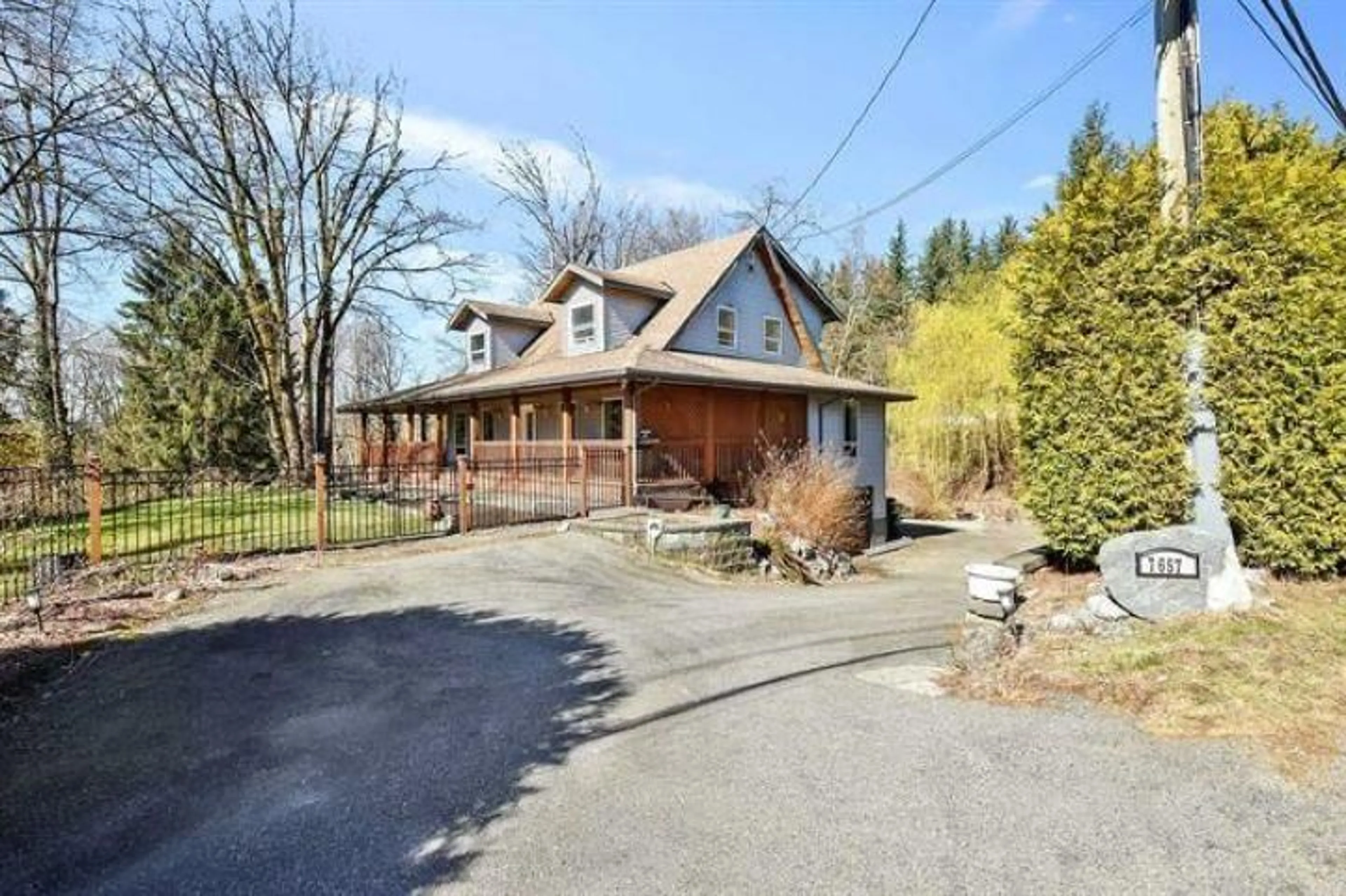 A pic from outside/outdoor area/front of a property/back of a property/a pic from drone, street for 7657 HORNE, Mission British Columbia V2V3Y8