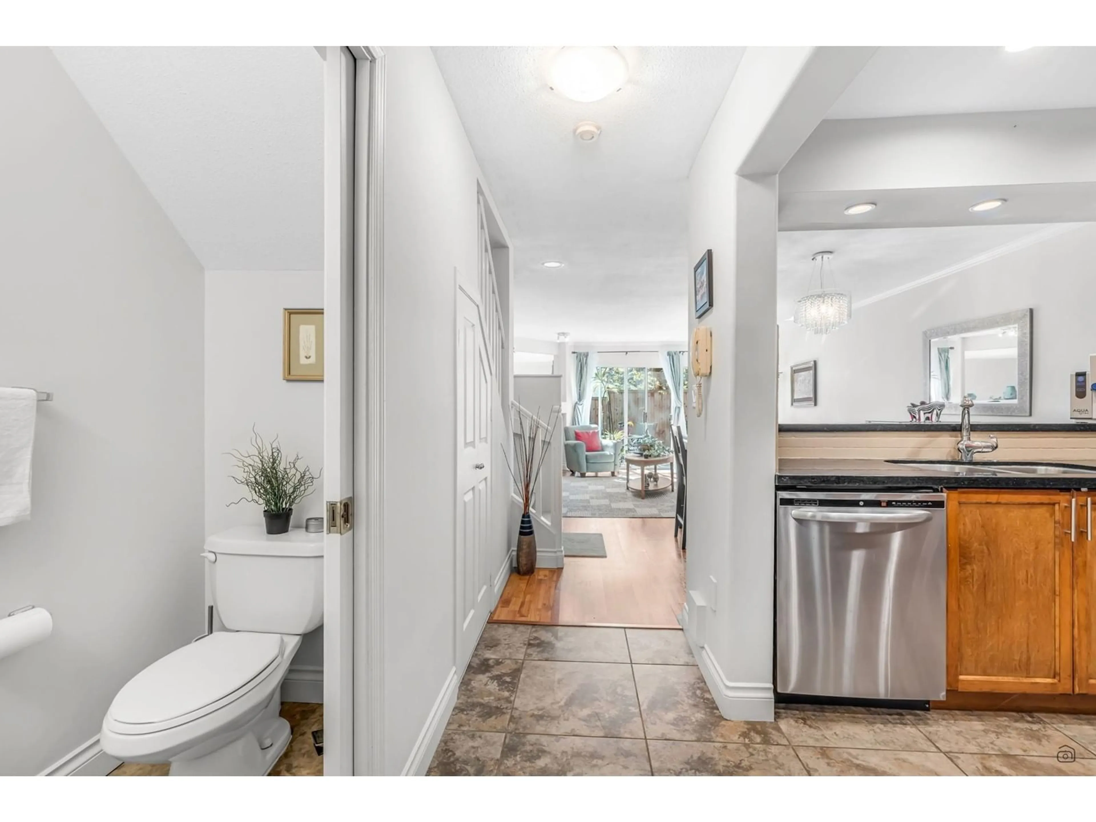 Indoor entryway for 21 - 1828 LILAC, Surrey British Columbia V4A5C9