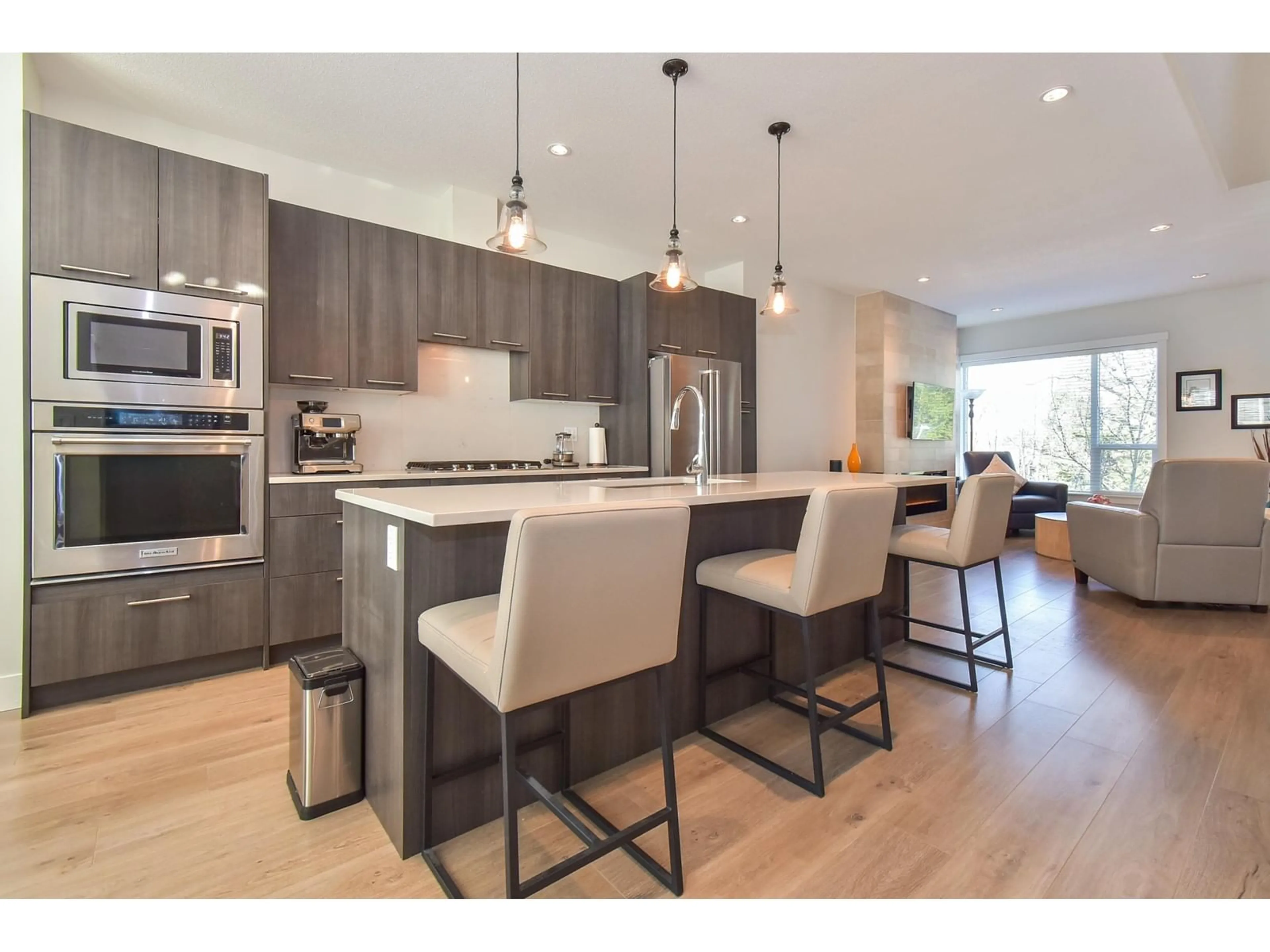 Open concept kitchen, wood/laminate floor for 163 - 2280 163, Surrey British Columbia V3Z0S4