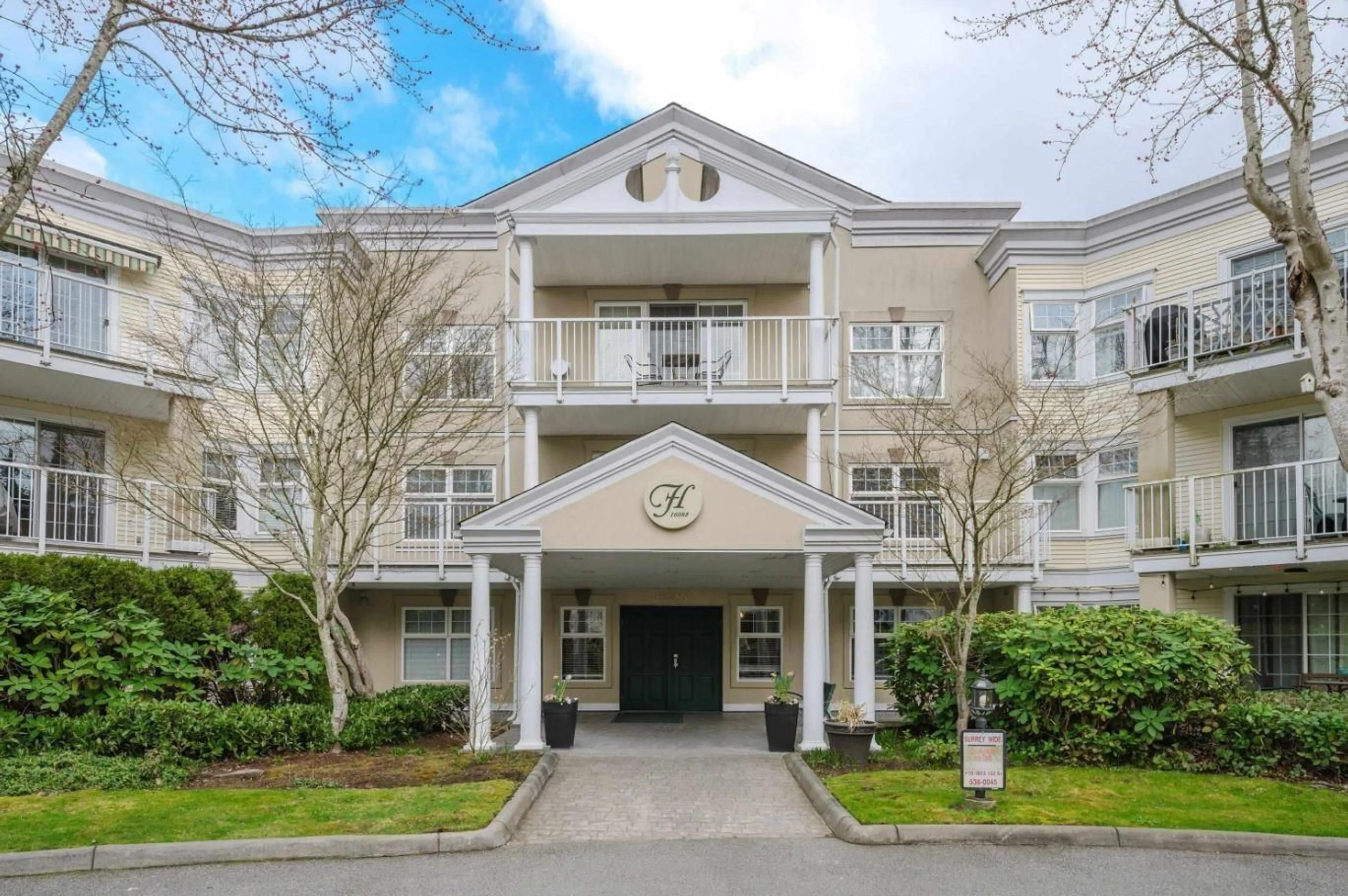 Indoor foyer for 212 - 16085 83, Surrey British Columbia V4N0N2