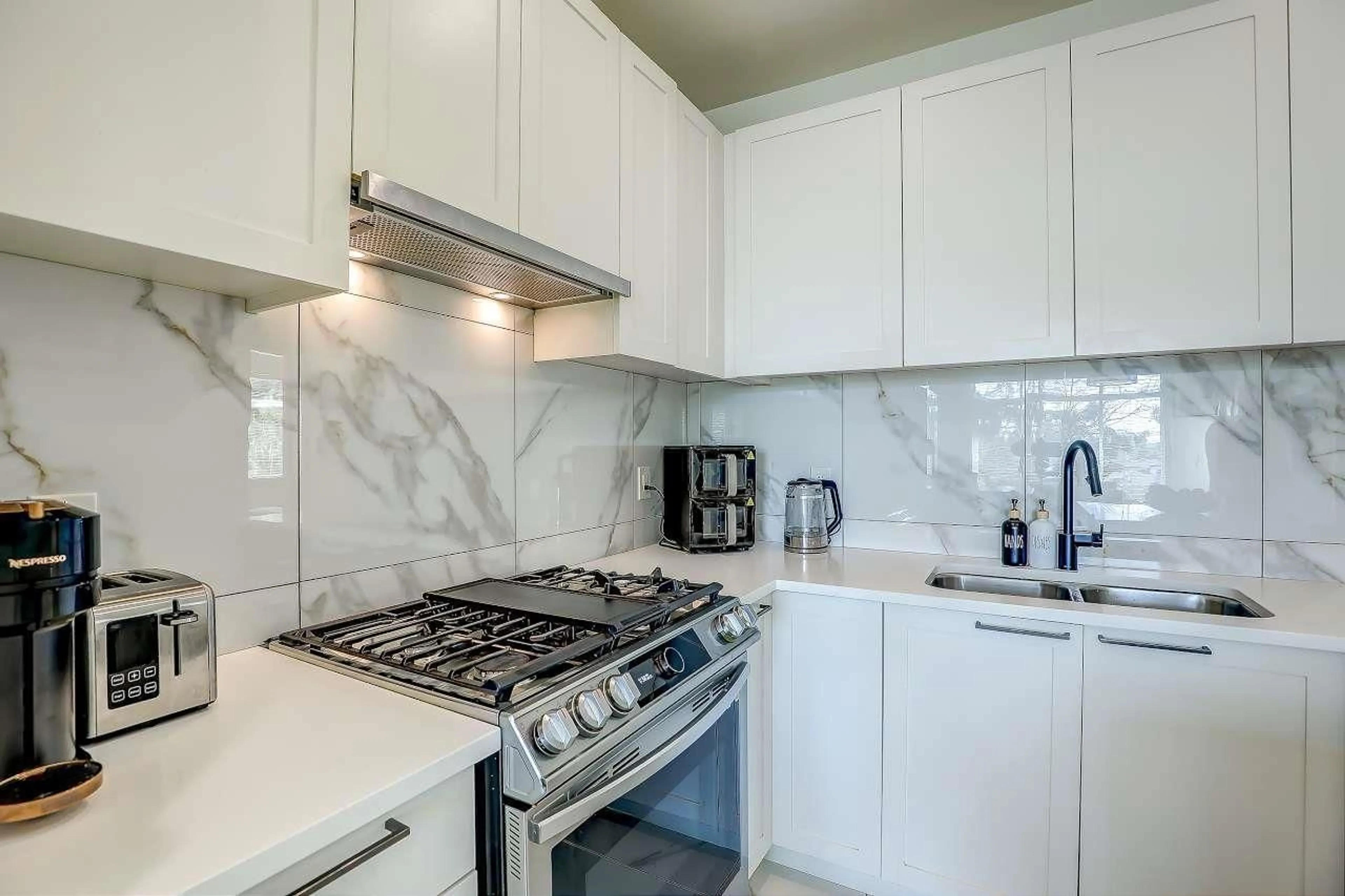 Standard kitchen, ceramic/tile floor for 409 - 5415 BRYDON, Langley British Columbia V3A0N4