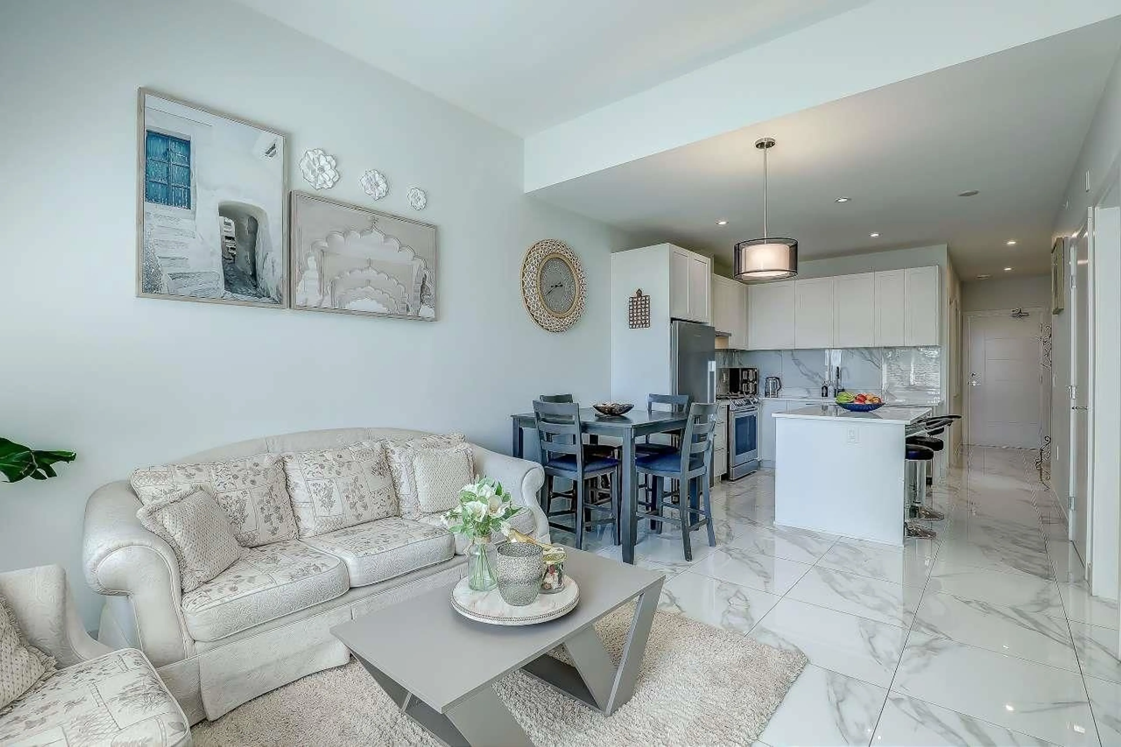 Living room with furniture, ceramic/tile floor for 409 - 5415 BRYDON, Langley British Columbia V3A0N4