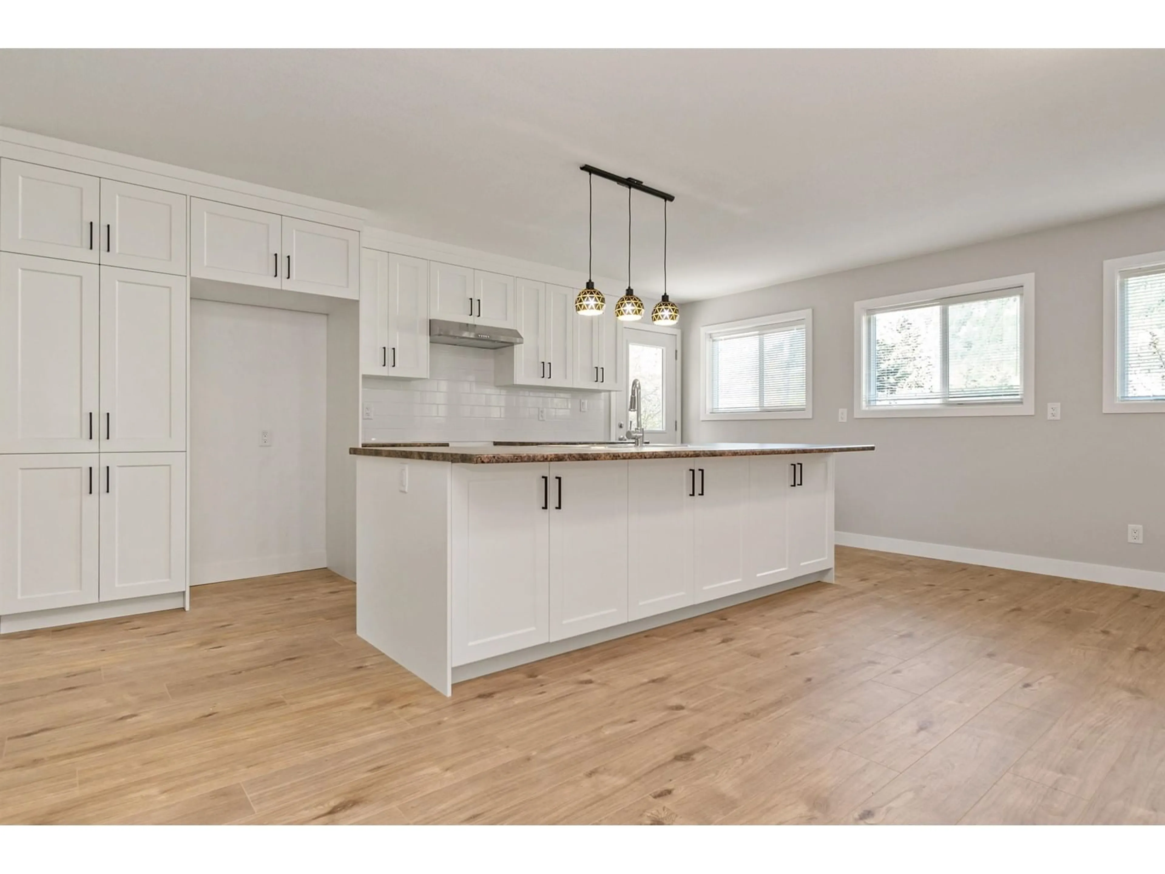 Open concept kitchen, wood/laminate floor for 840 7TH AVENUE, Hope British Columbia V0X1L4