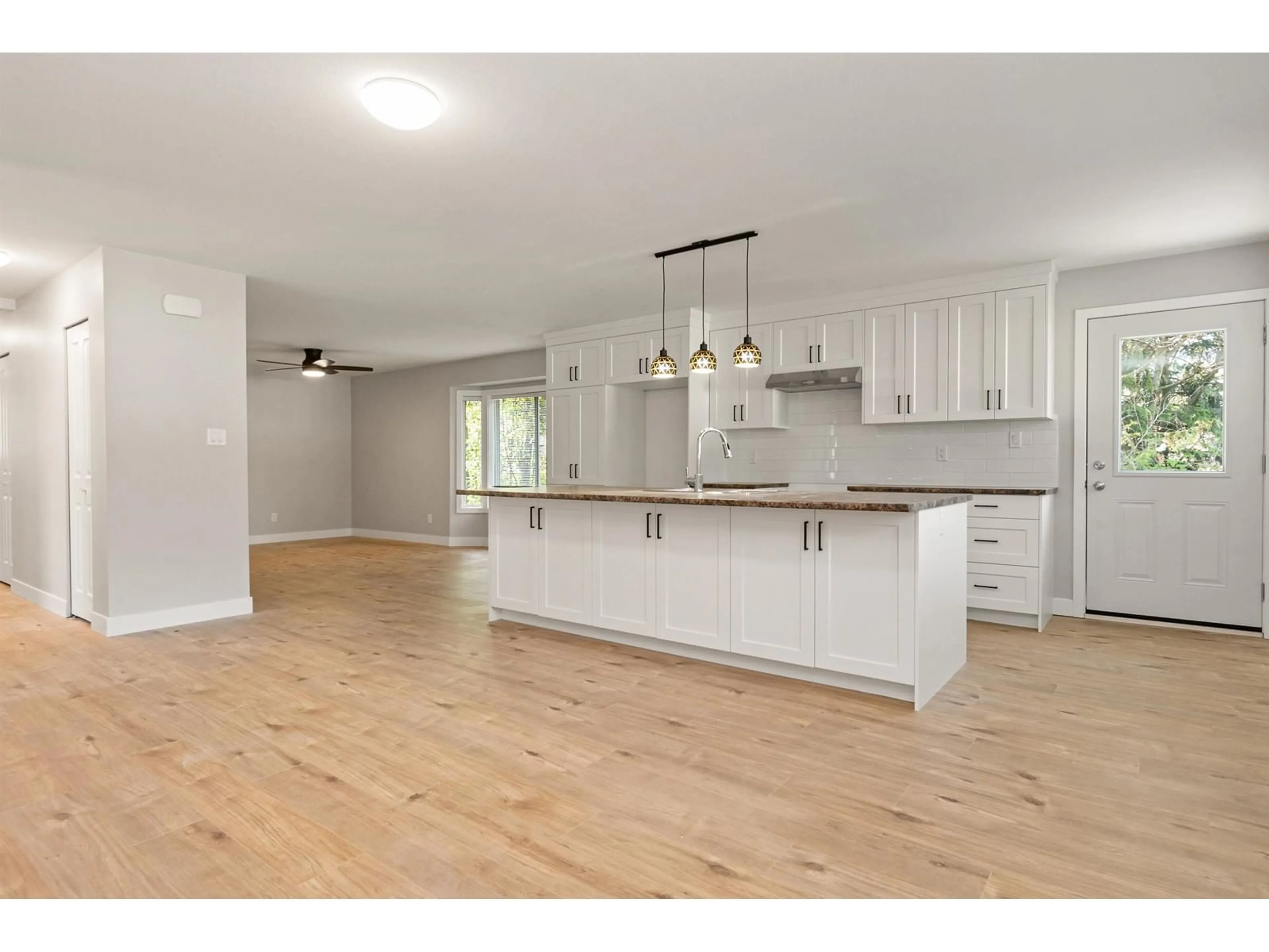 Open concept kitchen, wood/laminate floor for 840 7TH AVENUE, Hope British Columbia V0X1L4