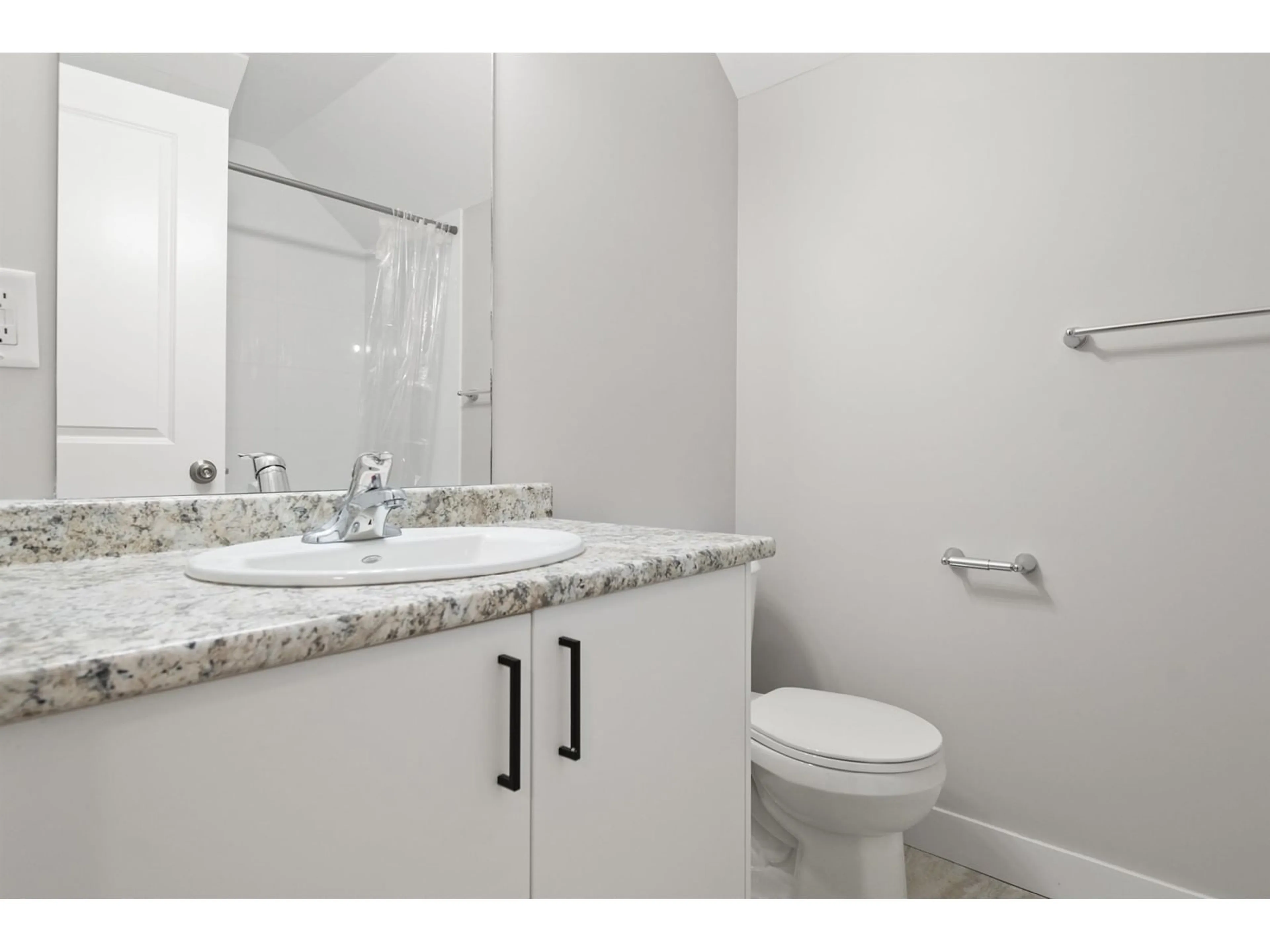 Standard bathroom, ceramic/tile floor for 840 7TH AVENUE, Hope British Columbia V0X1L4