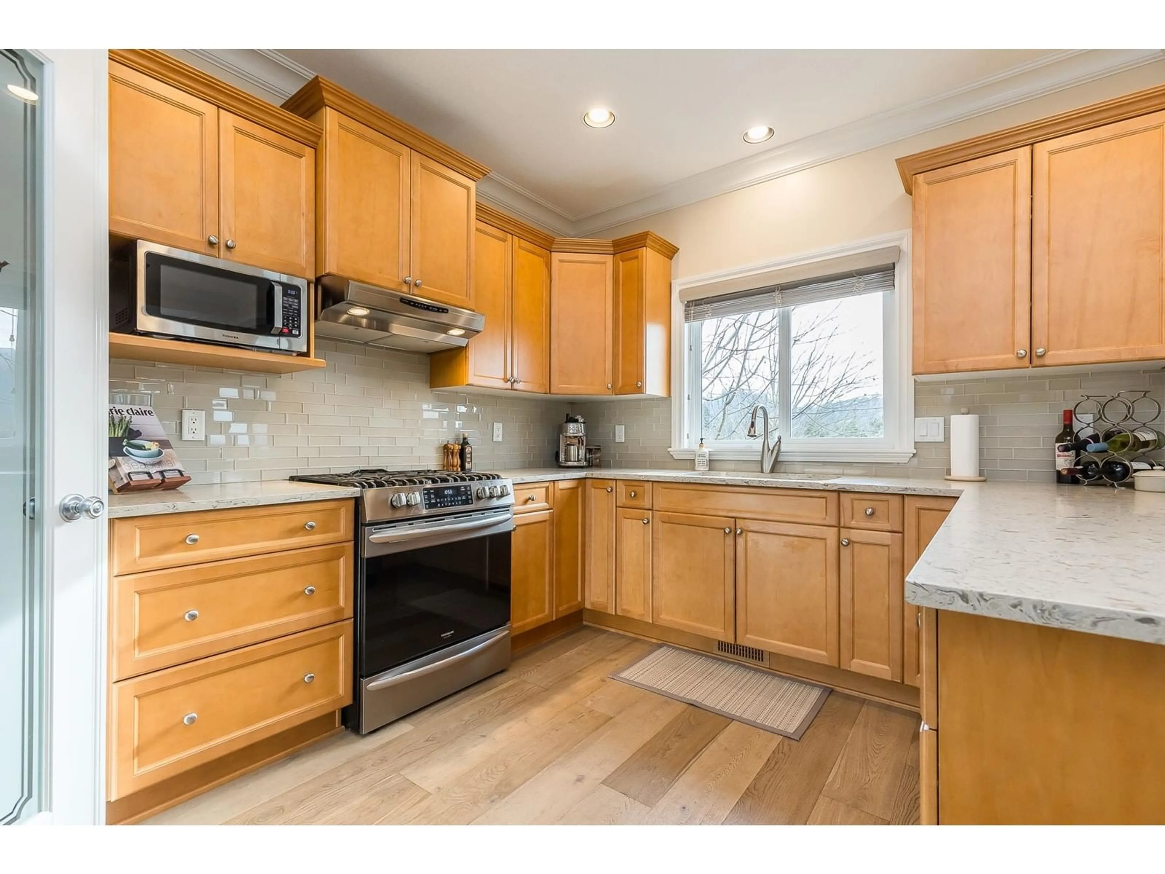 Open concept kitchen, wood/laminate floor for 35562 ALLISON, Abbotsford British Columbia V3G3B7