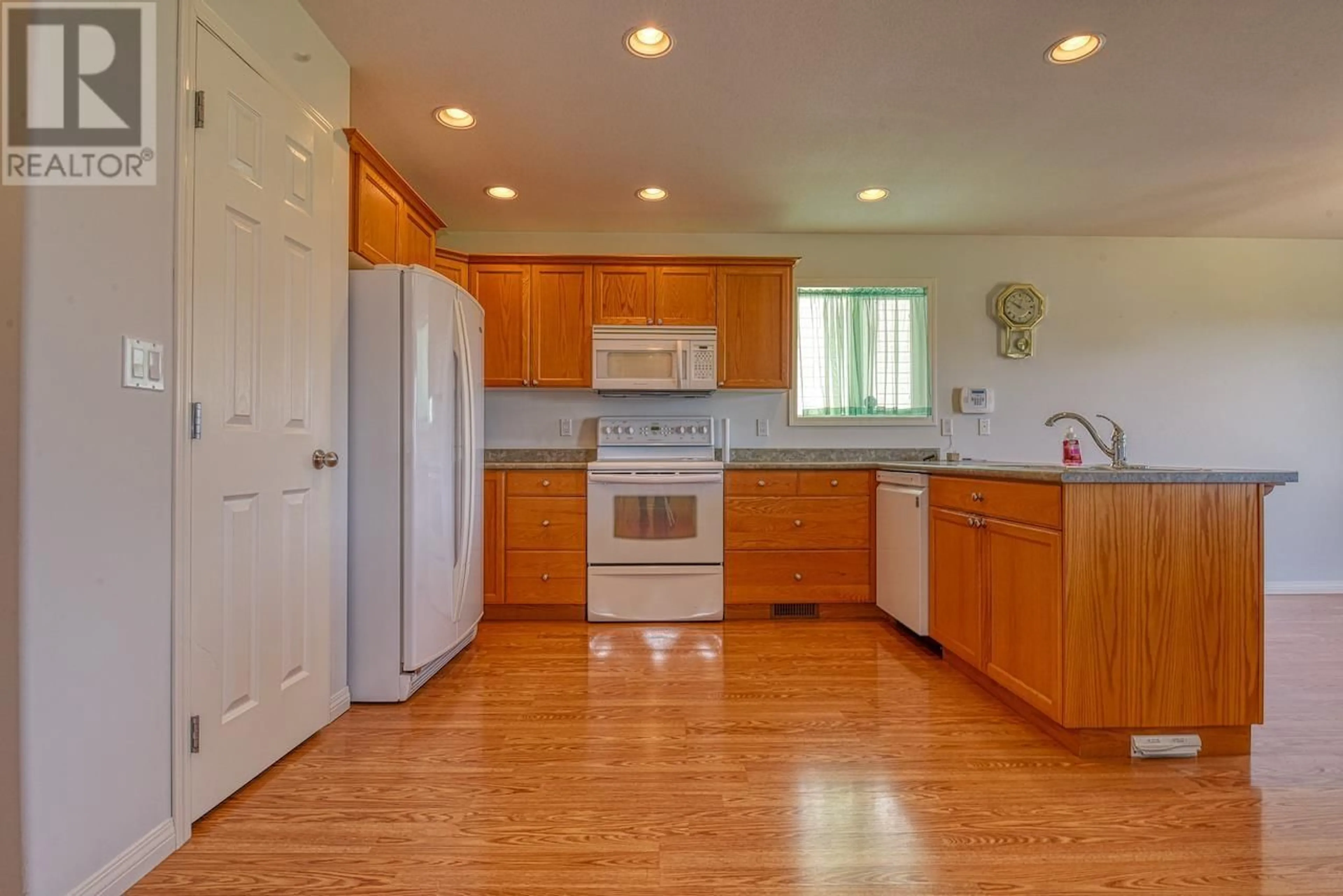 Standard kitchen, unknown for 116 - 375 MANDARINO PLACE, Williams Lake British Columbia V2G4V3