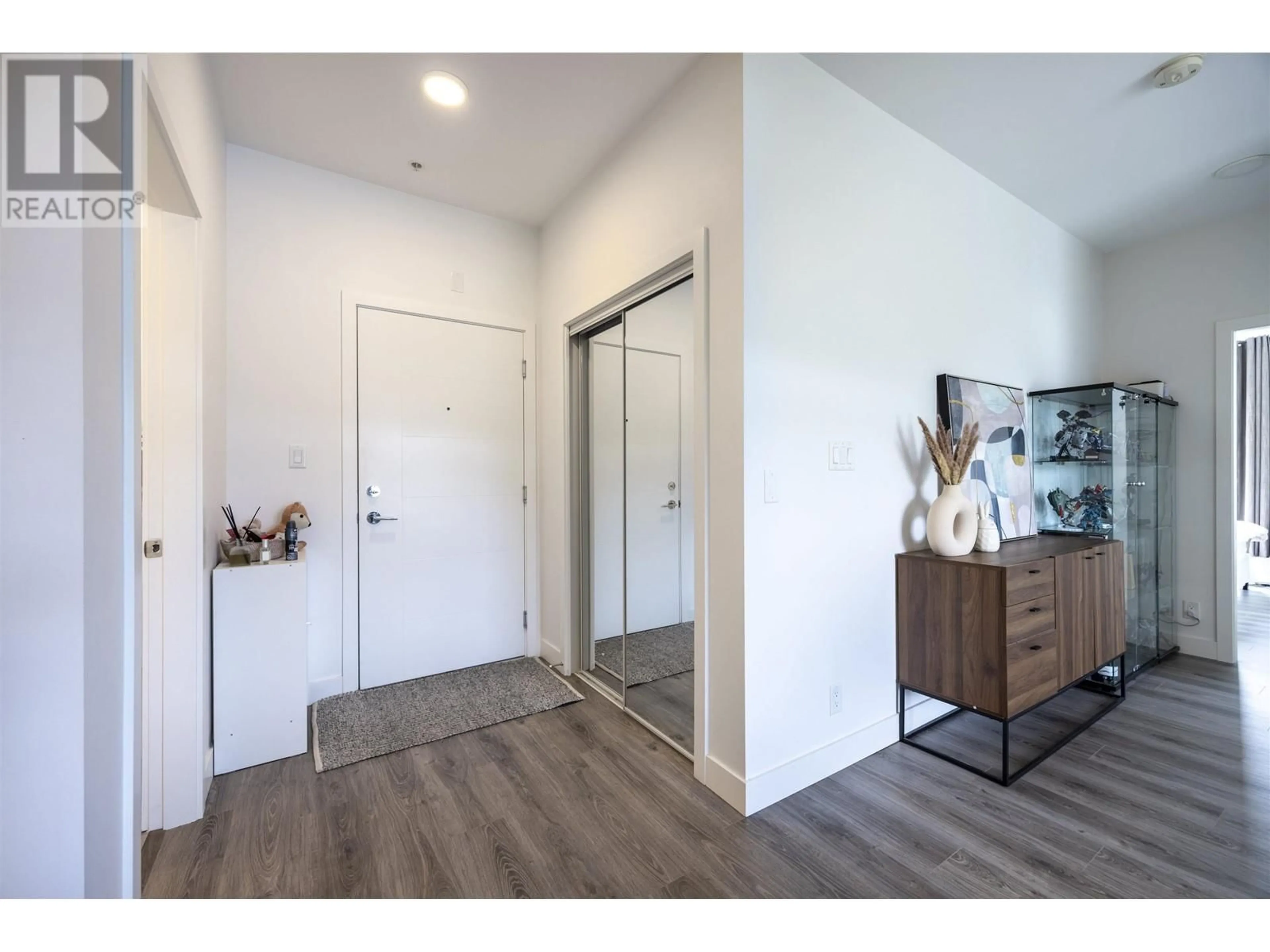 Indoor entryway for 606 - 700 CLARKE ROAD, Coquitlam British Columbia V3J0K5