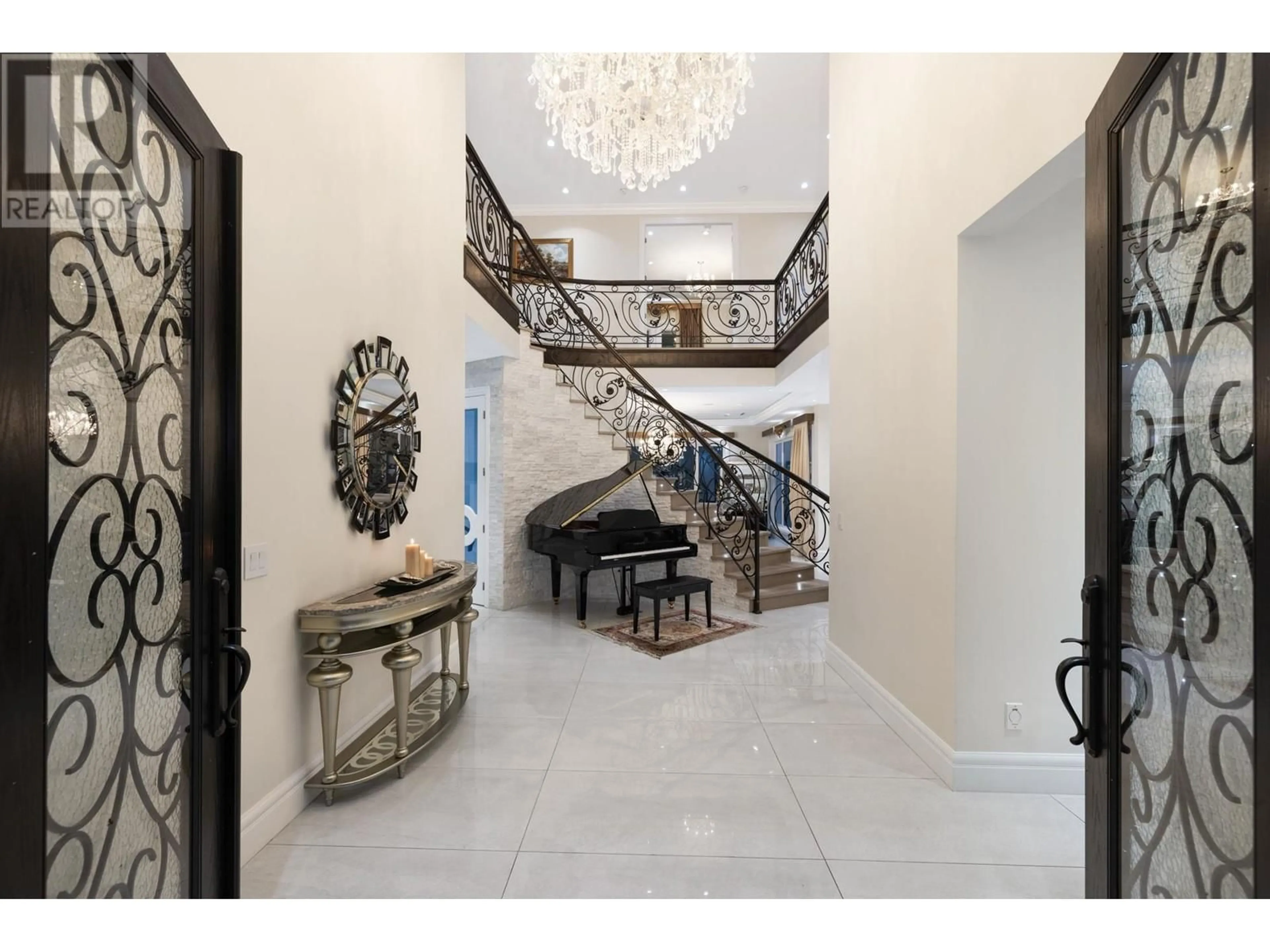 Indoor foyer for 348 MOYNE DRIVE, West Vancouver British Columbia V7S1J5