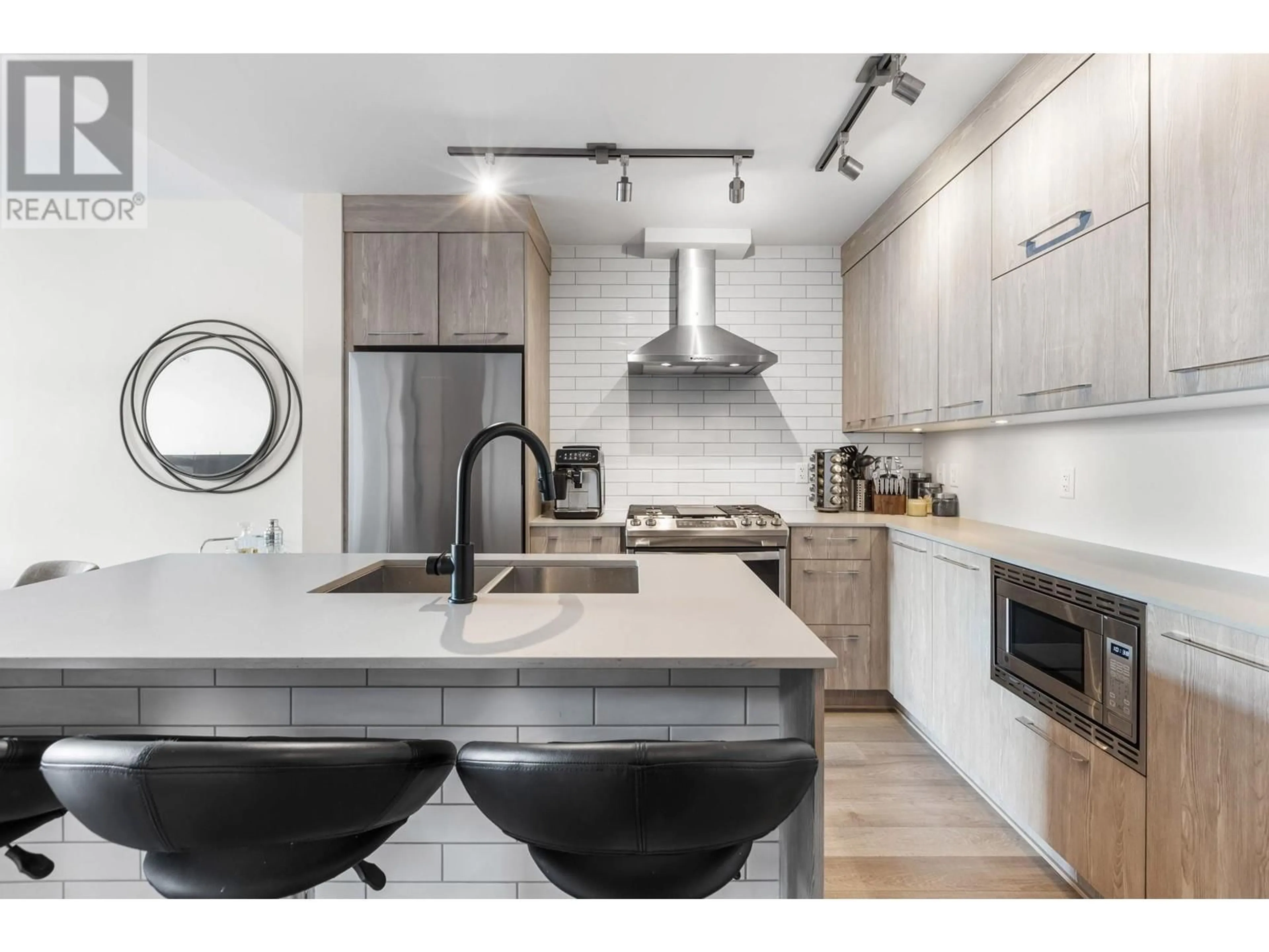 Open concept kitchen, unknown for 1013 QUEBEC STREET, New Westminster British Columbia V3M0M3