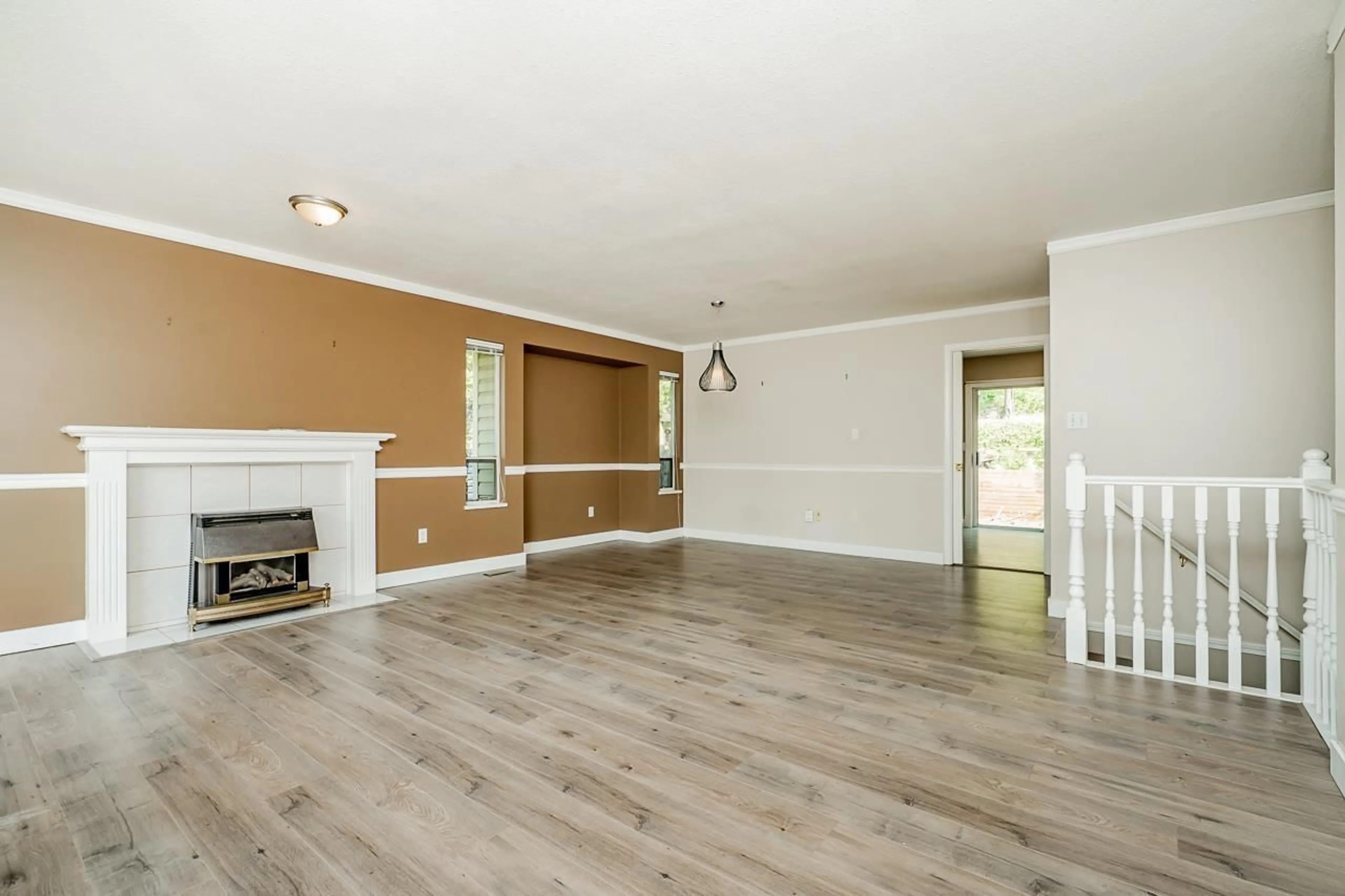 Living room with furniture, wood/laminate floor for 34655 BALDWIN, Abbotsford British Columbia V2S7H9