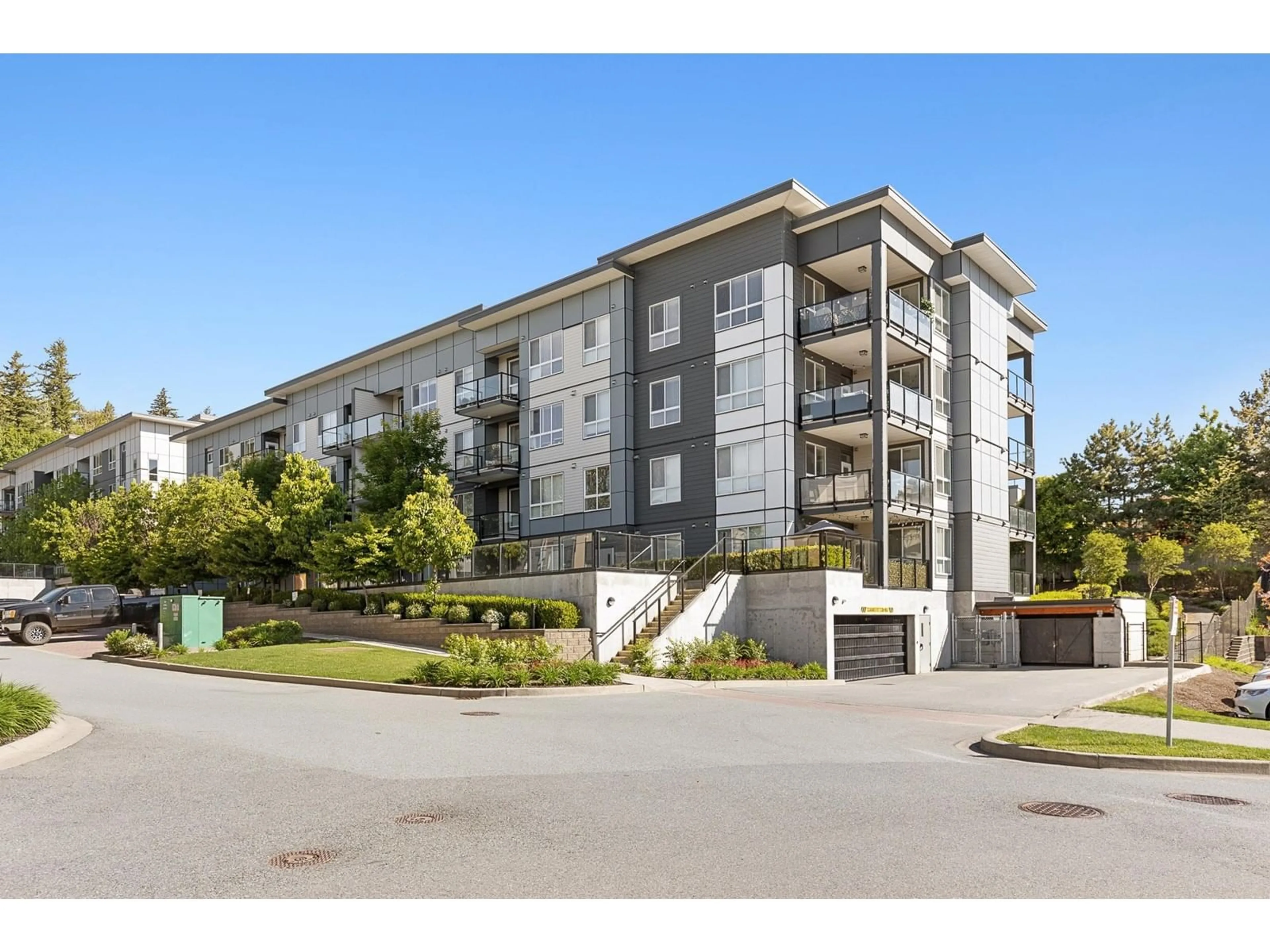 A pic from outside/outdoor area/front of a property/back of a property/a pic from drone, street for 411 - 1948 NORTH PARALLEL, Abbotsford British Columbia V3G3C6