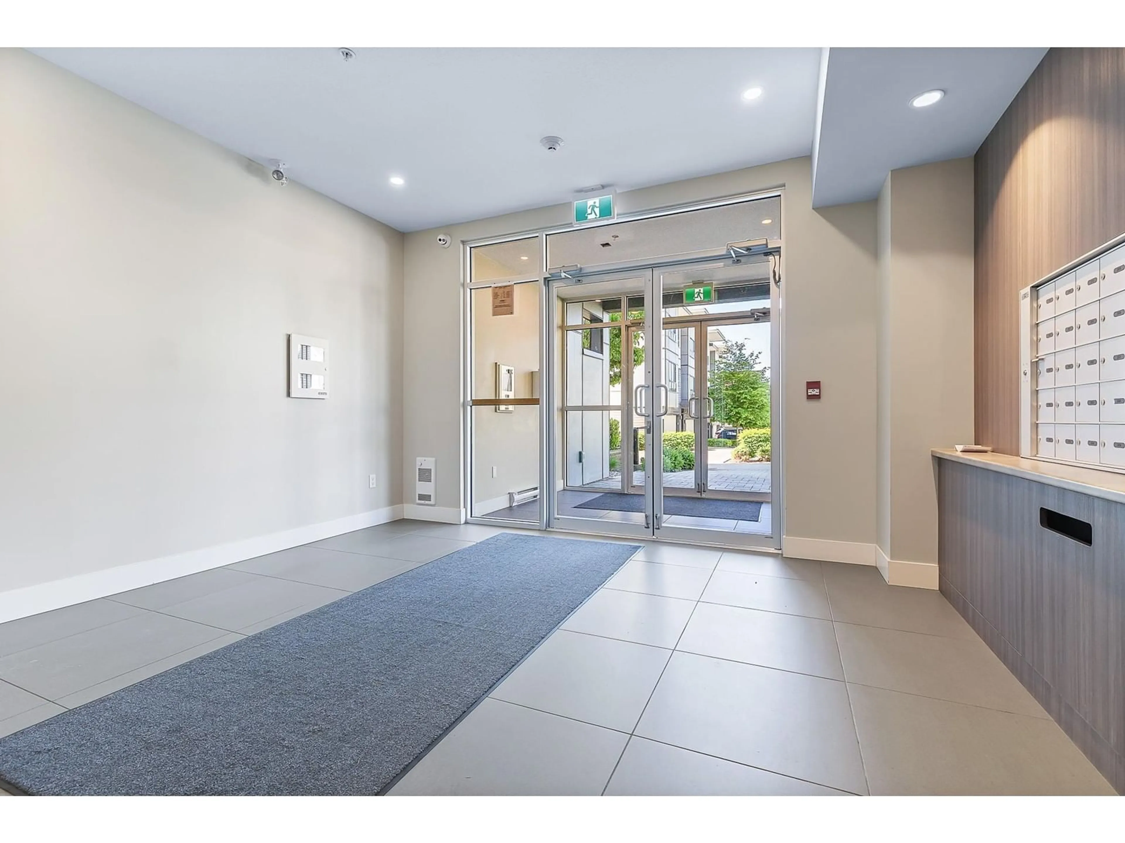 Indoor foyer for 411 - 1948 NORTH PARALLEL, Abbotsford British Columbia V3G3C6
