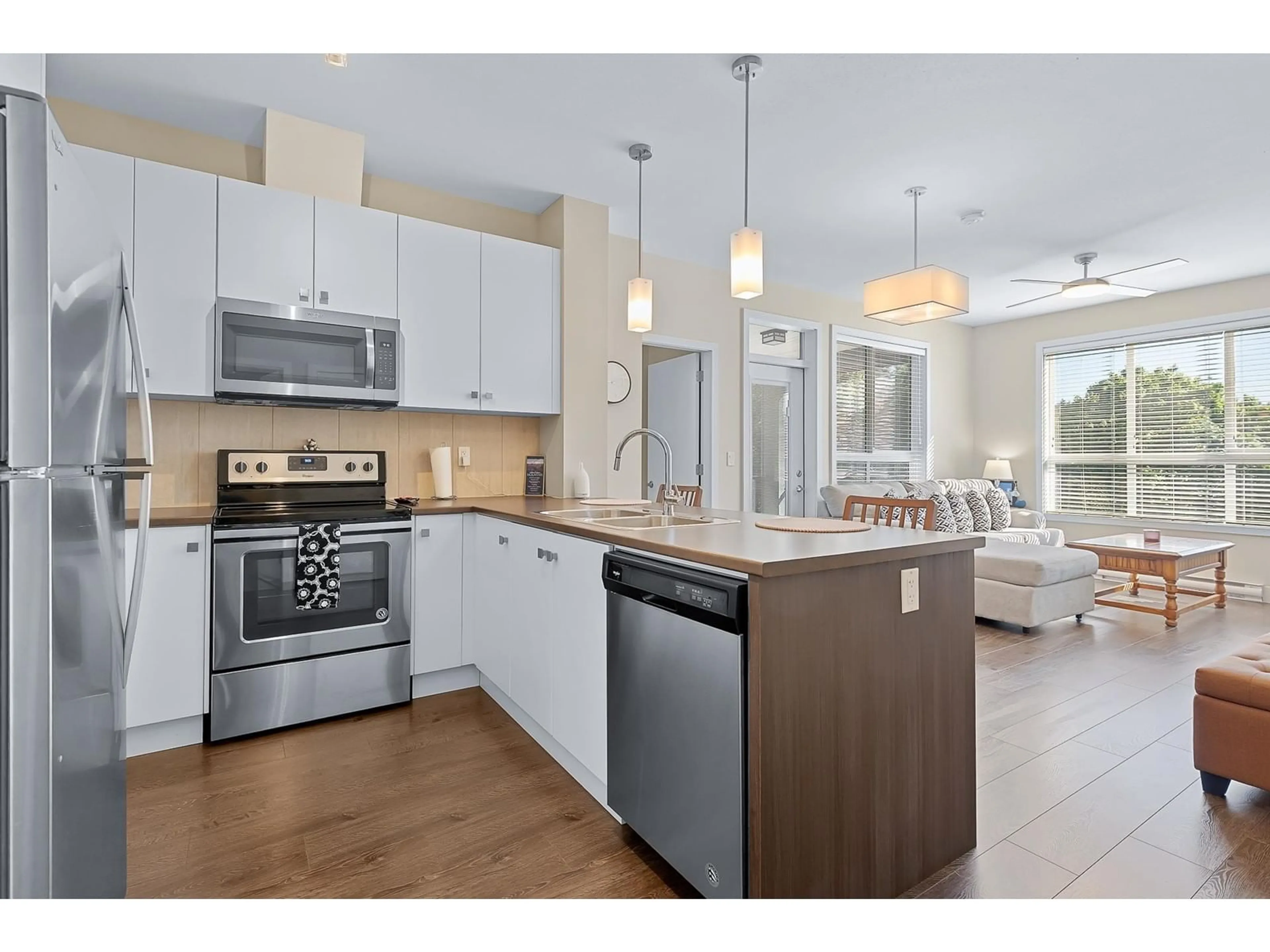 Open concept kitchen, wood/laminate floor for 411 - 1948 NORTH PARALLEL, Abbotsford British Columbia V3G3C6