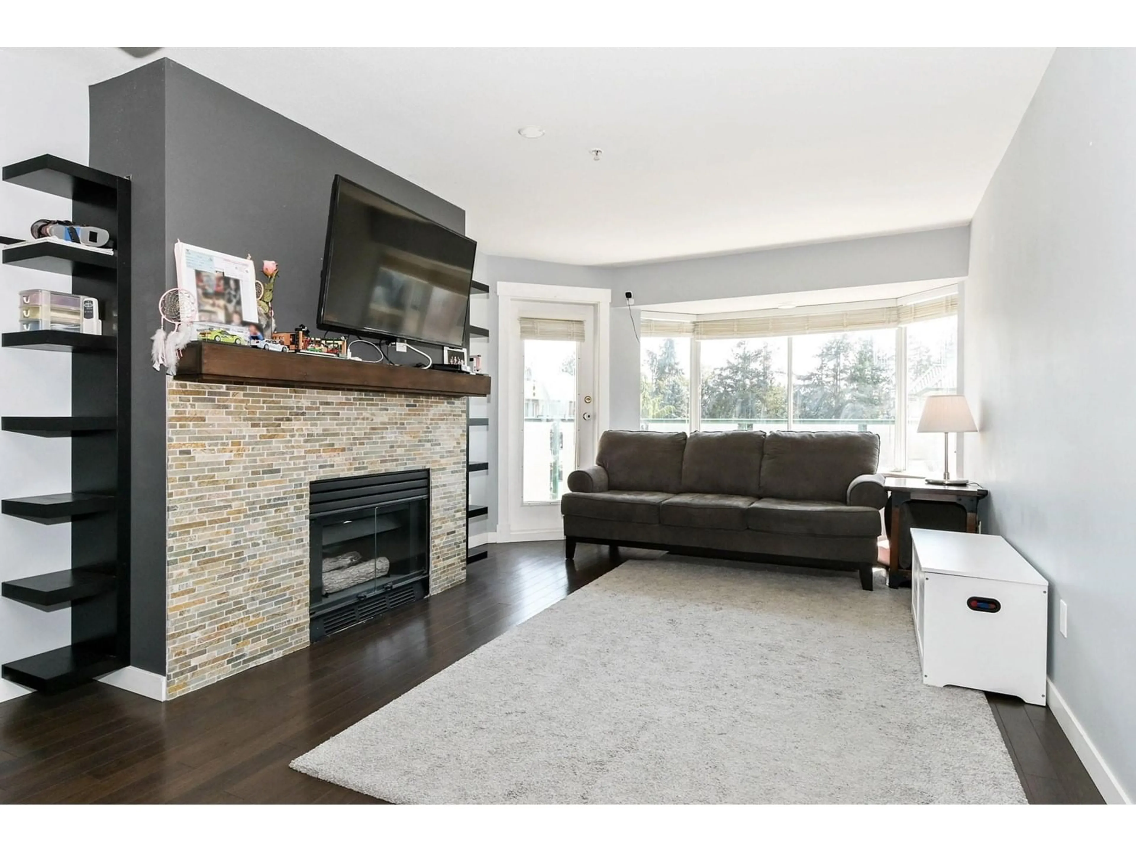 Living room with furniture, wood/laminate floor for 404 - 2962 TRETHEWEY, Abbotsford British Columbia V2T4M3