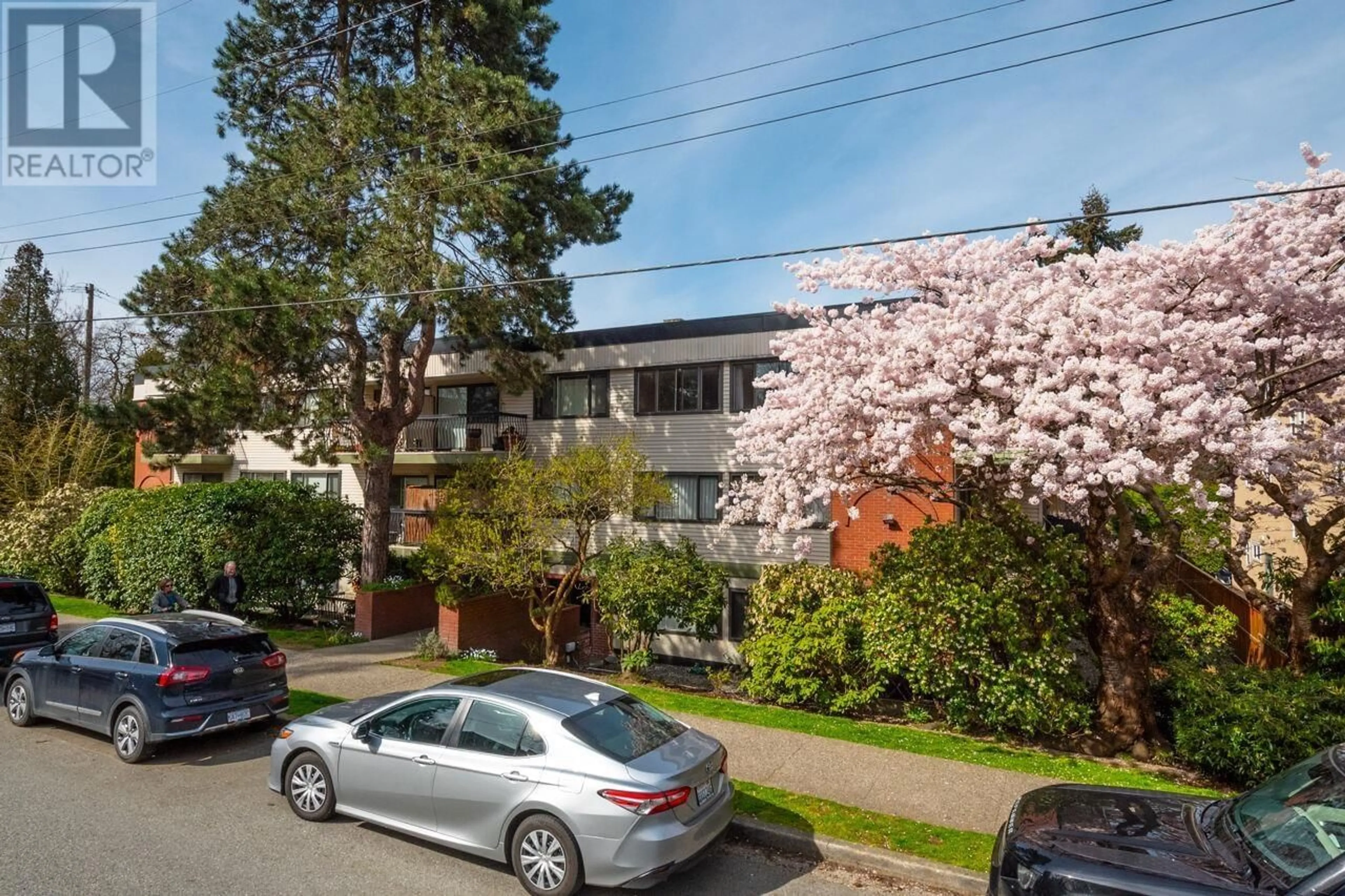 A pic from outside/outdoor area/front of a property/back of a property/a pic from drone, street for 310 - 2033 7TH AVENUE, Vancouver British Columbia V6J1T3