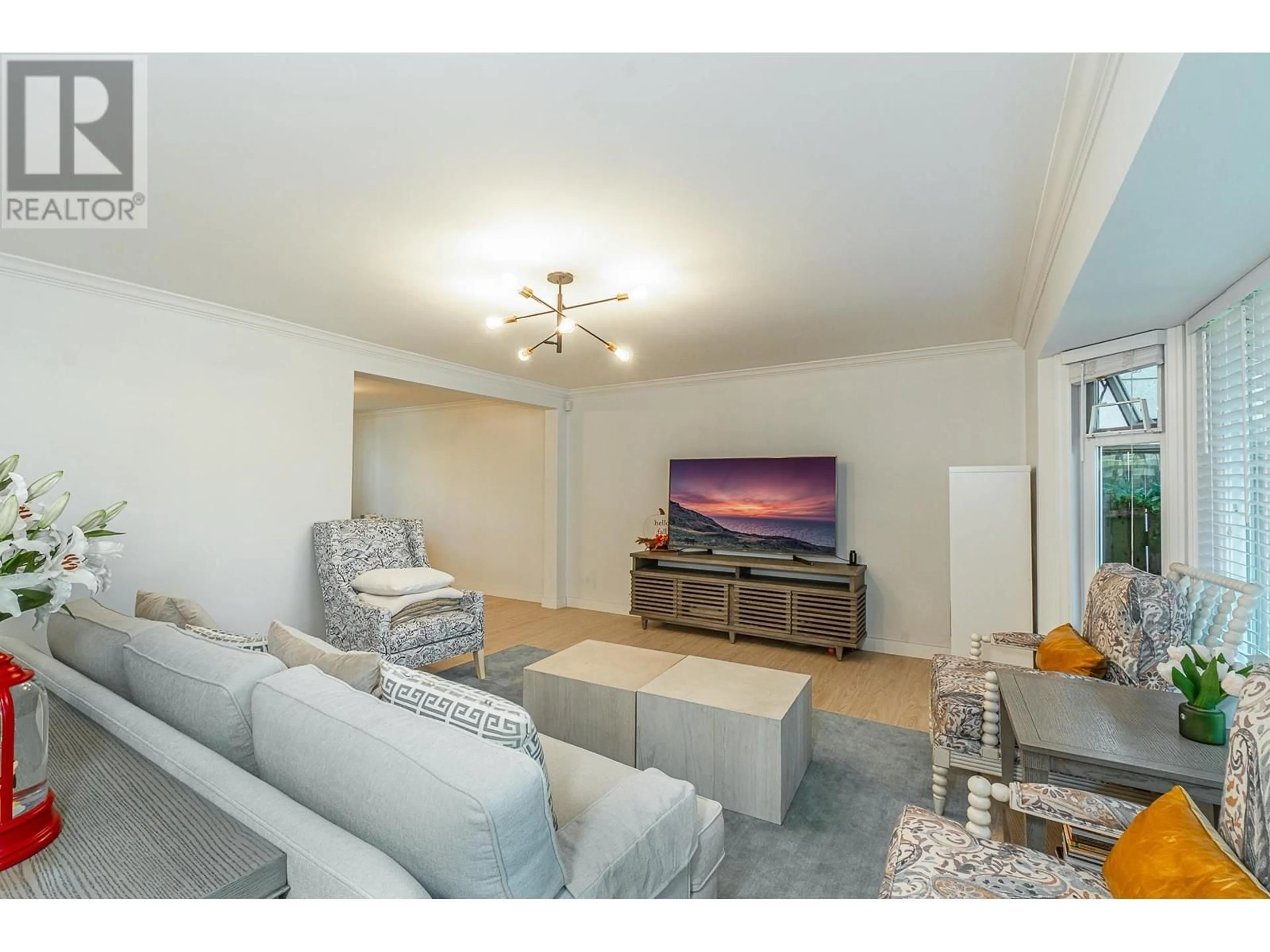 Living room with furniture, wood/laminate floor for 6751 JUNIPER DRIVE, Richmond British Columbia V7E4Z5