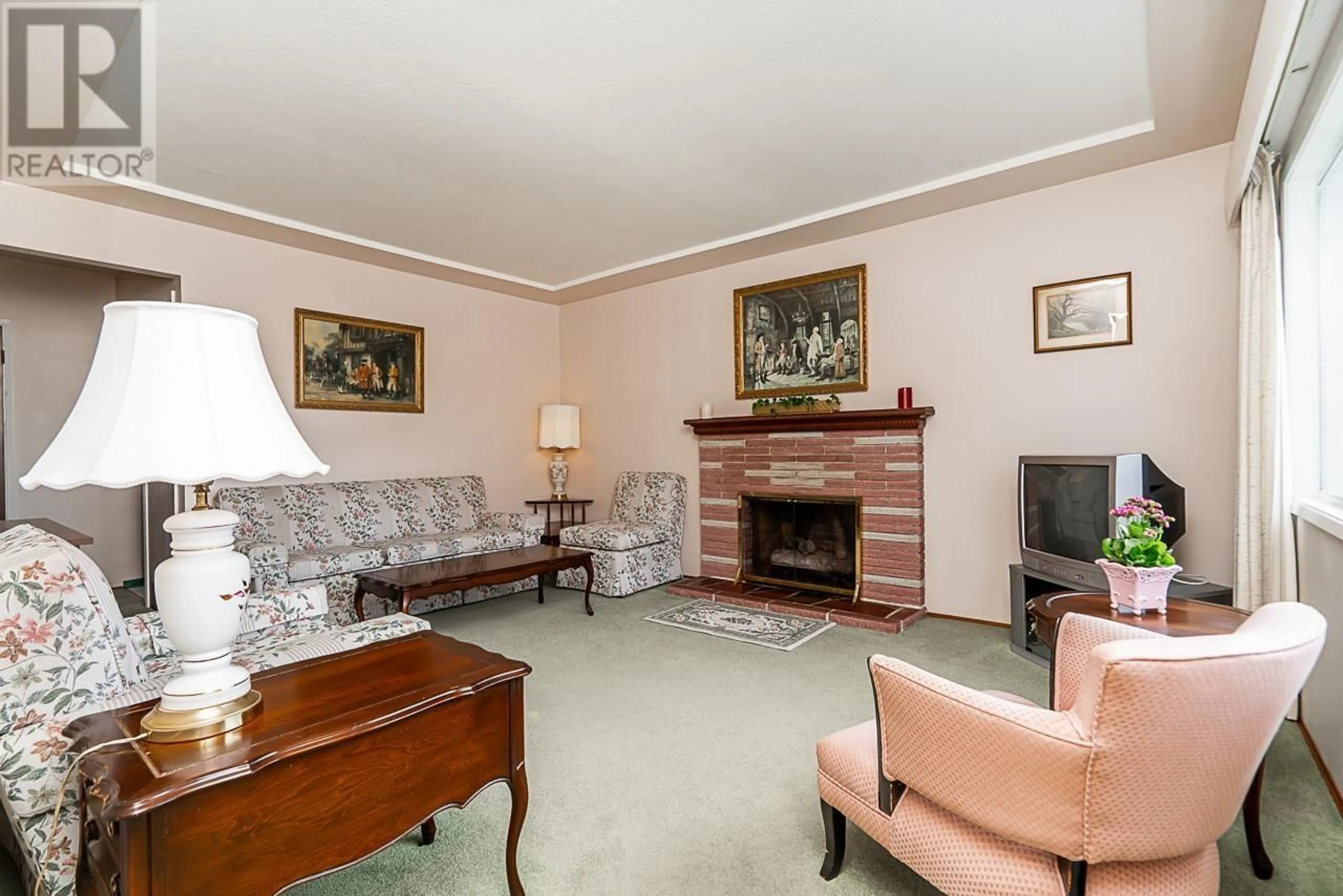 Living room with furniture, unknown for 7766 DAVIES STREET, Burnaby British Columbia V3N3H4