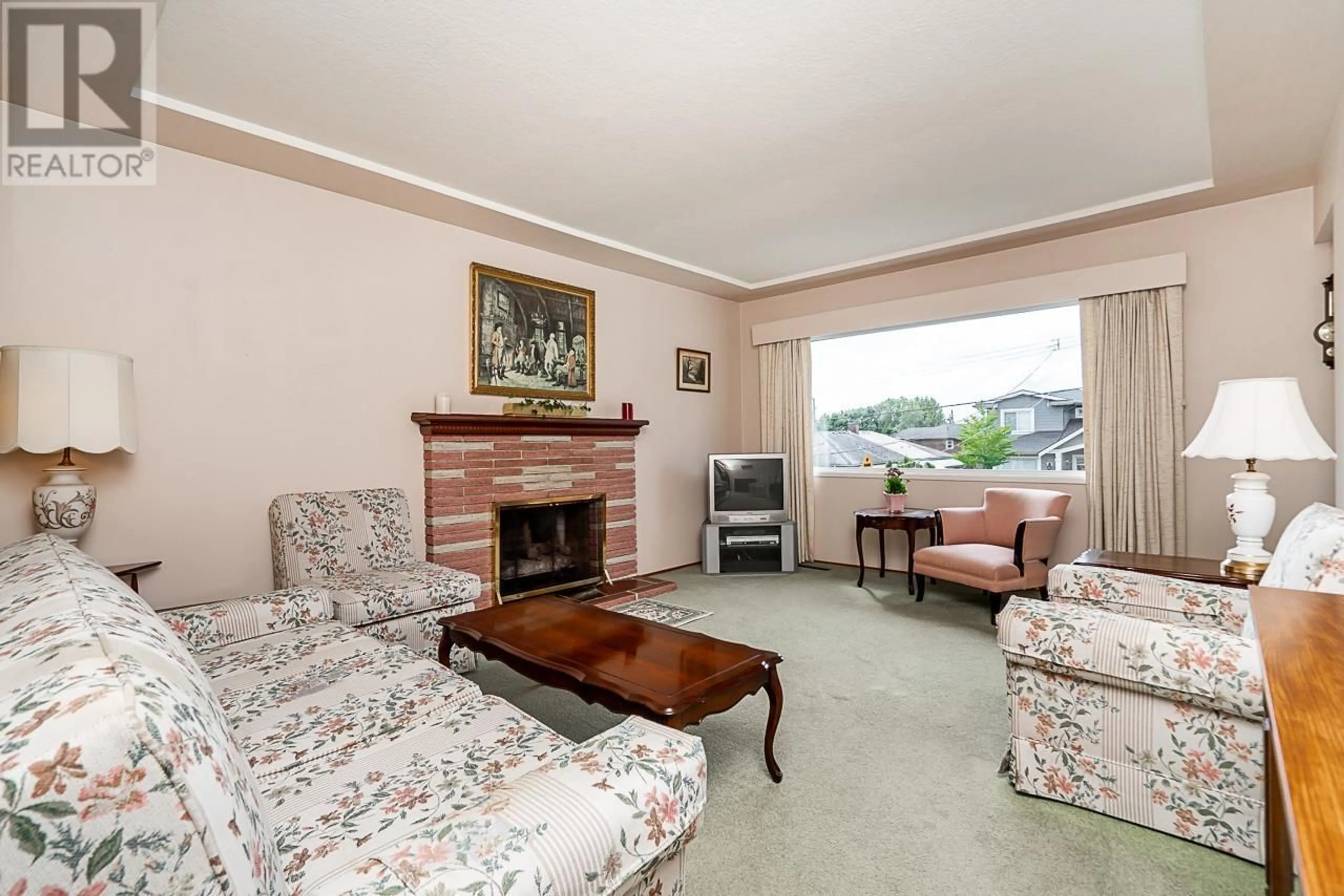Living room with furniture, carpet floor for 7766 DAVIES STREET, Burnaby British Columbia V3N3H4
