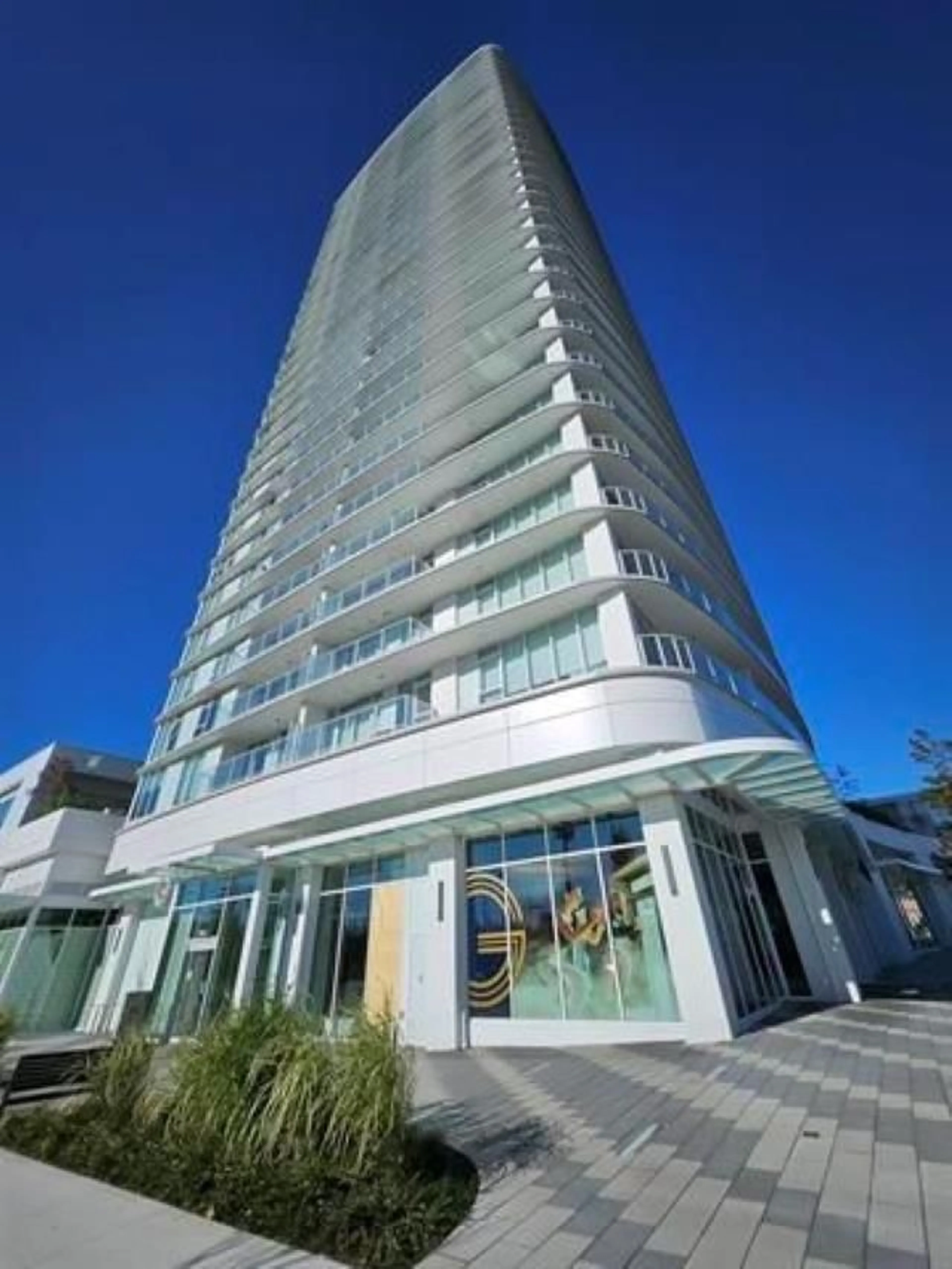Indoor foyer for 2306 - 13685 102, Surrey British Columbia V3T1N7