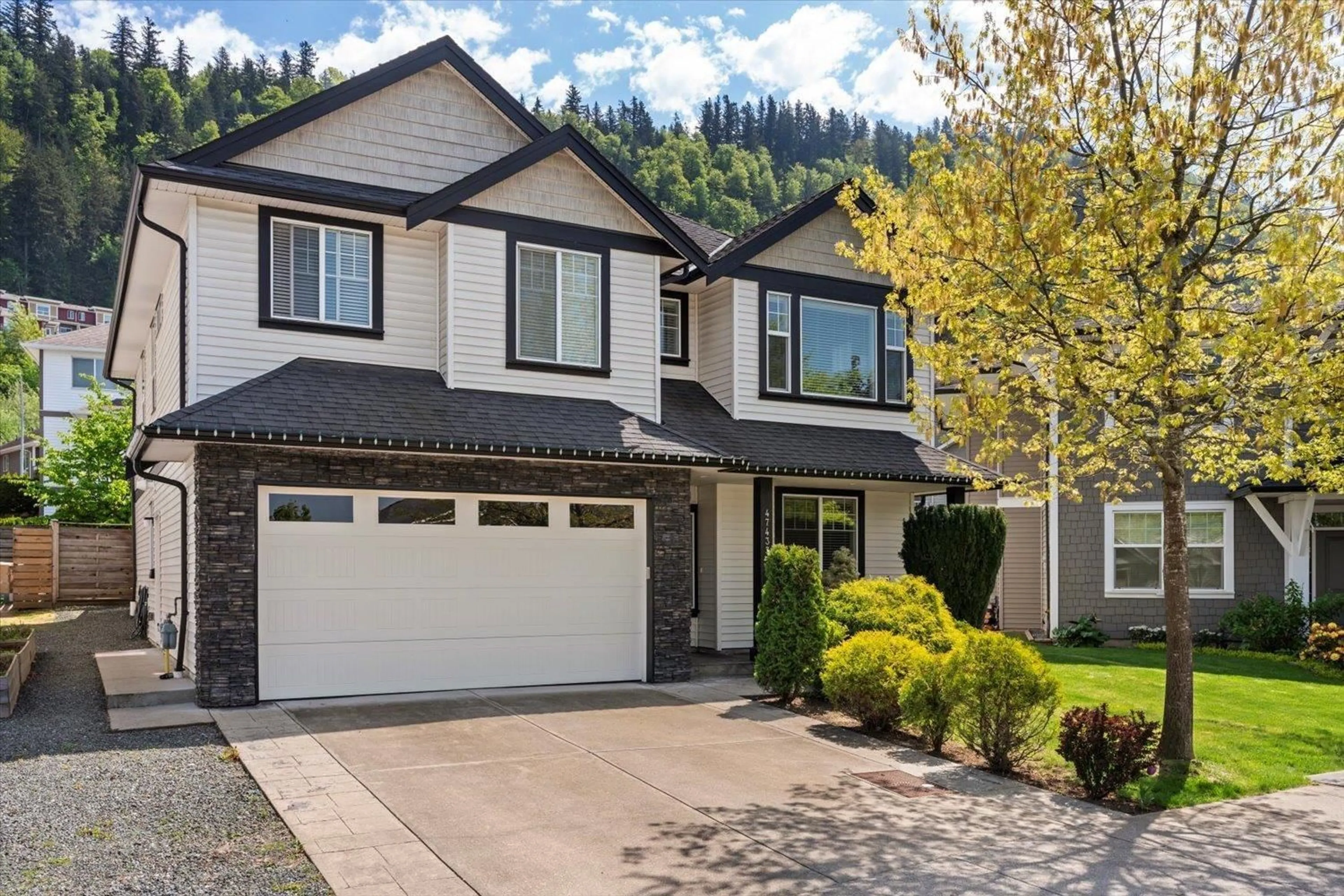 Home with vinyl exterior material, street for 47433 WITTENBERG PLACE, Chilliwack British Columbia V2R0L3